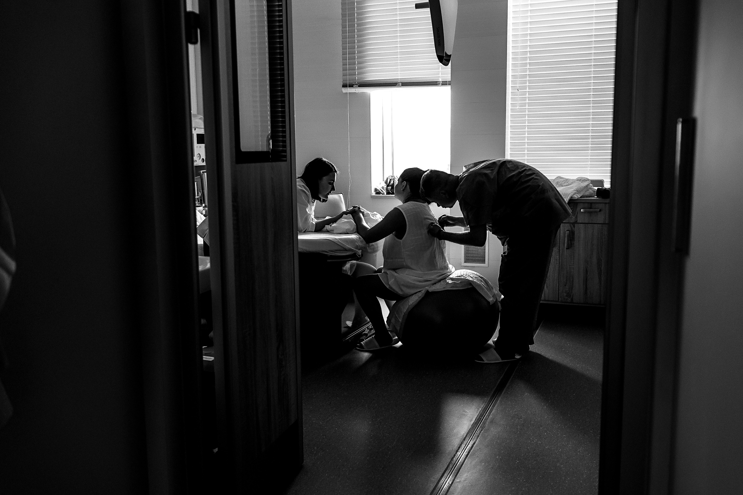 Мать и Дитя. Семейный фотограф Тюмень, фотограф на роды Салмина Мария