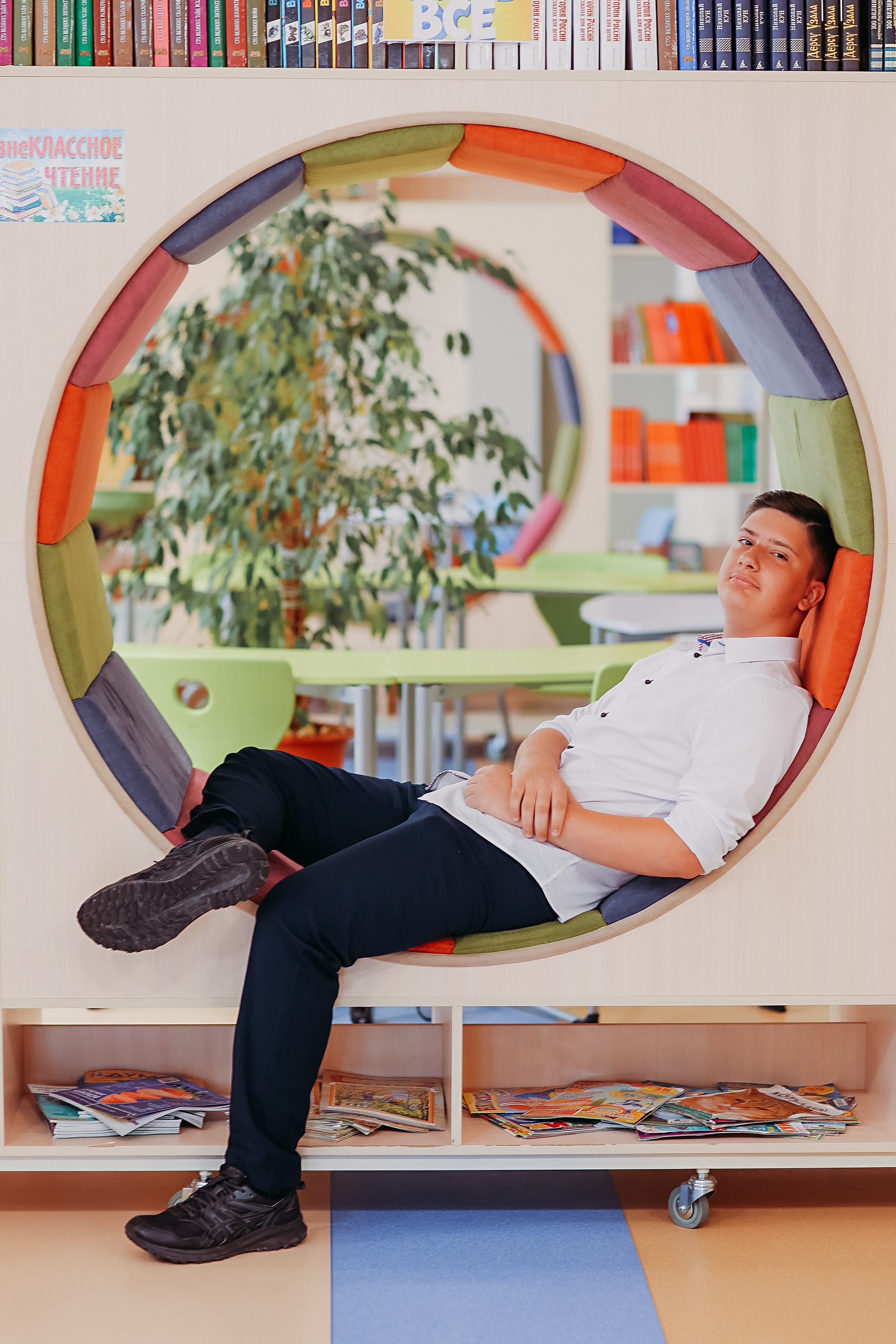 8 класс в библиотеке. Семейный фотограф Тюмень, фотограф на роды Салмина Мария