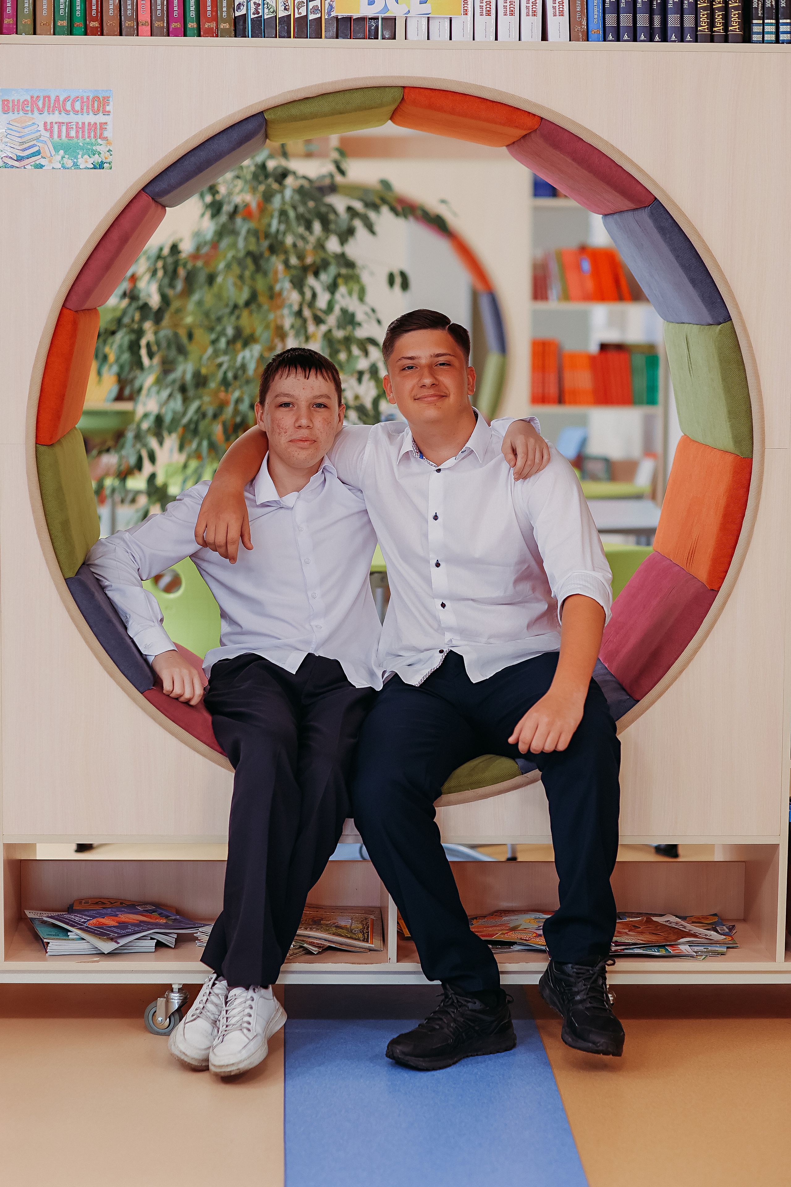 8 класс в библиотеке. Семейный фотограф Тюмень, фотограф на роды Салмина Мария