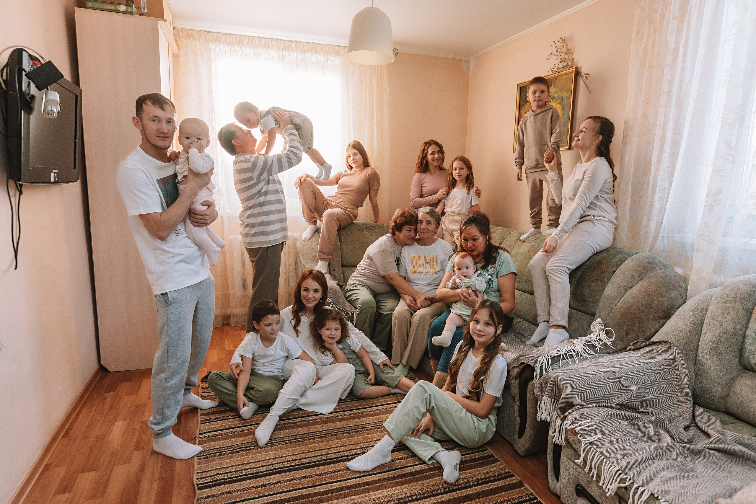 Большая семья (17 человек в частном доме, 2 часа). Семейный фотограф Тюмень, фотограф на роды Салмина Мария
