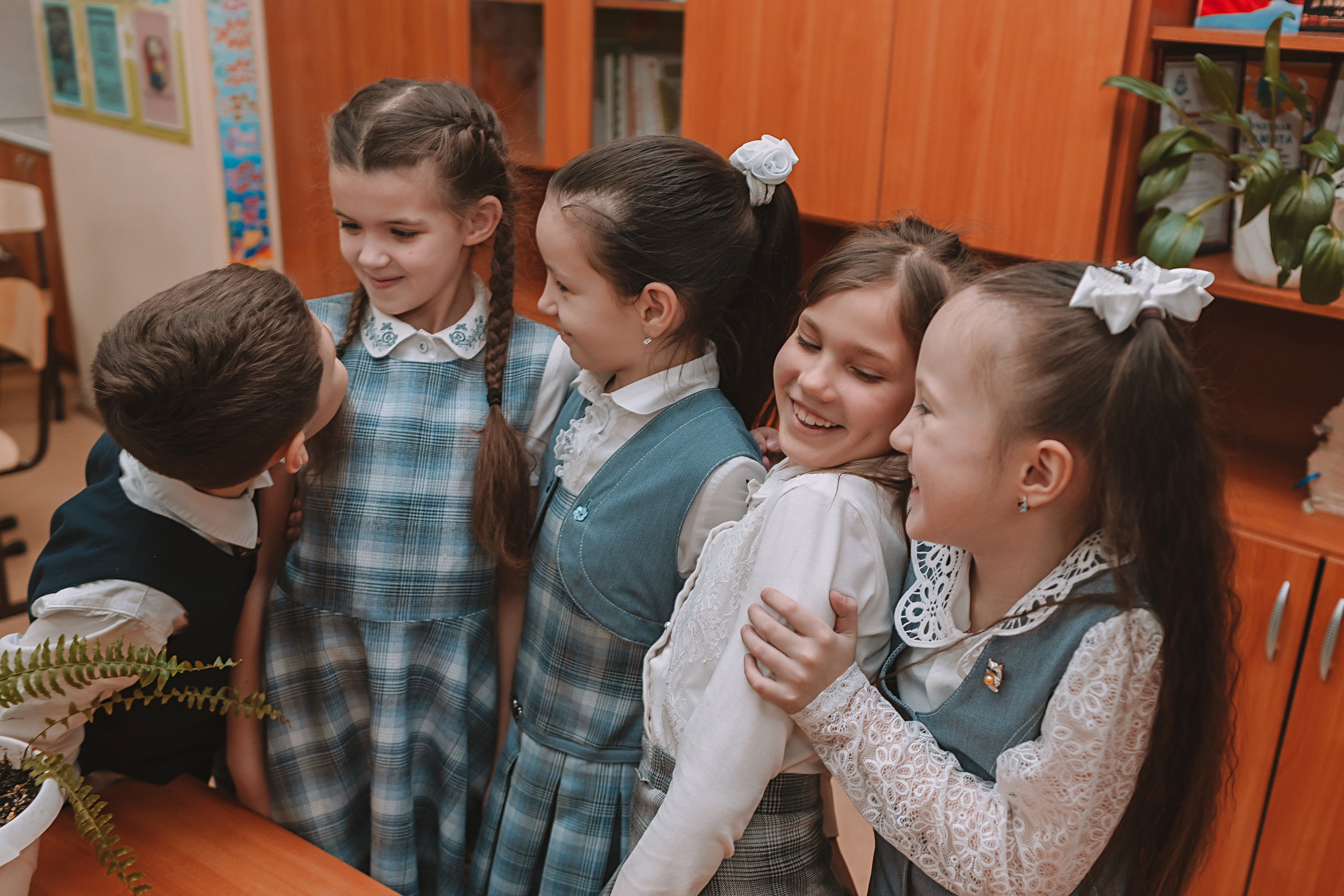 2 класс в школе. Семейный фотограф Тюмень, фотограф на роды Салмина Мария
