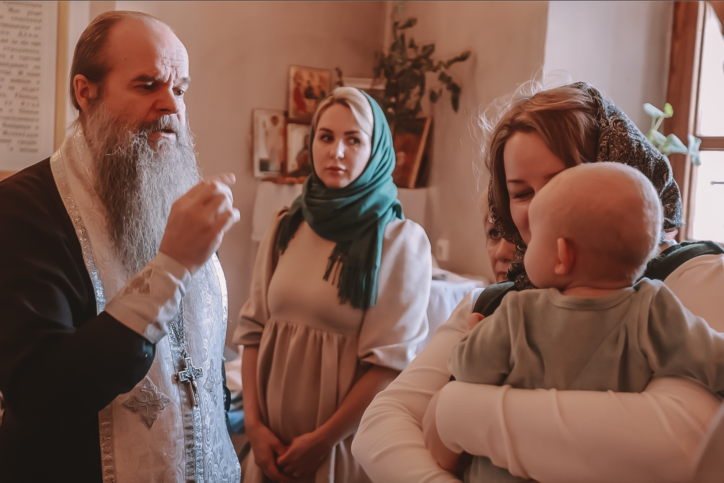 Крещение семакова. Семейный фотограф Тюмень, фотограф на роды Салмина Мария