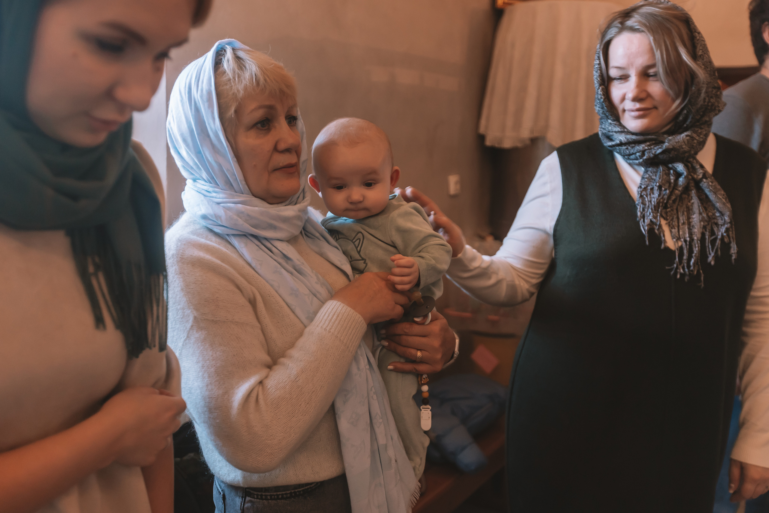 Крещение семакова. Семейный фотограф Тюмень, фотограф на роды Салмина Мария