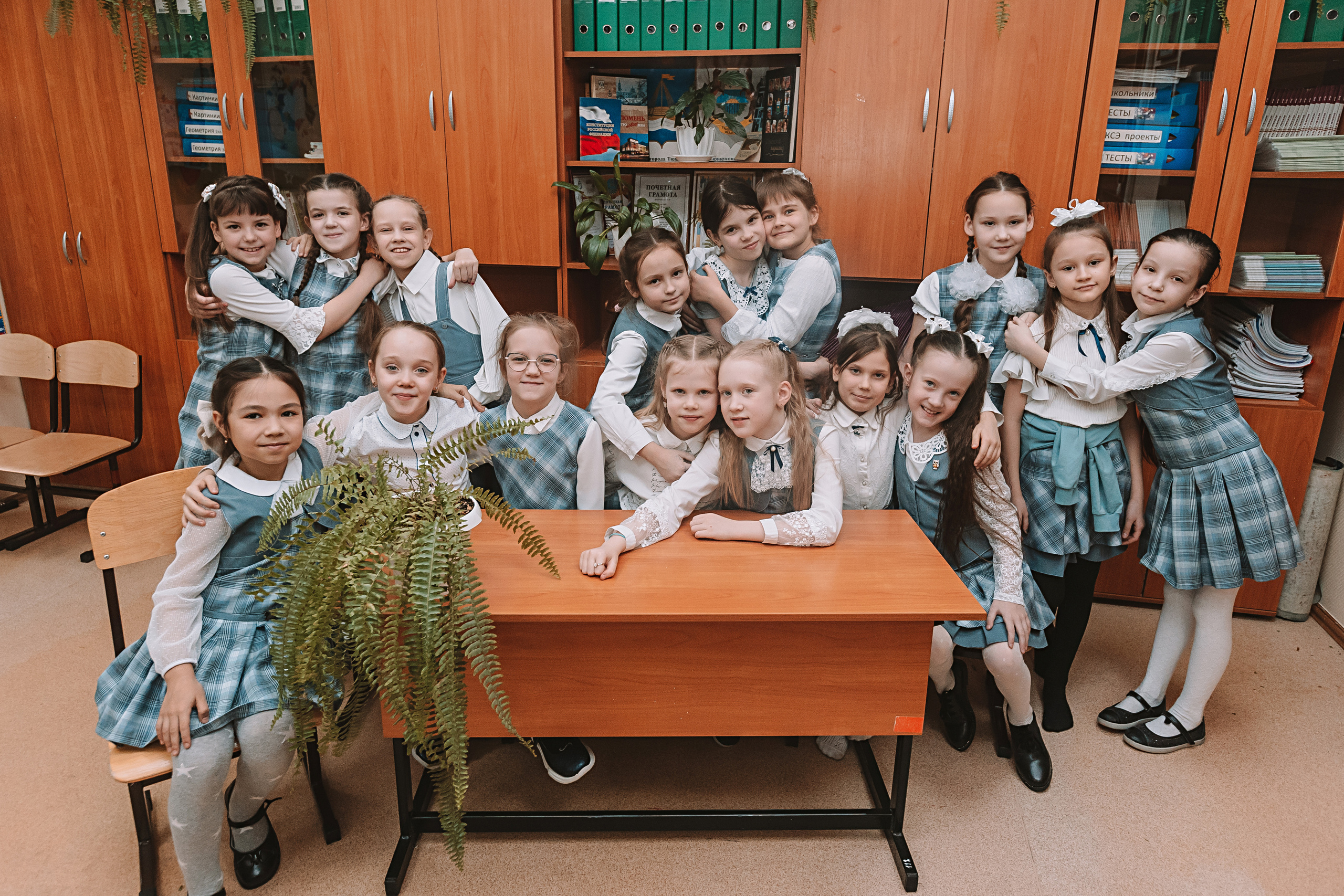 2 класс в школе. Семейный фотограф Тюмень, фотограф на роды Салмина Мария