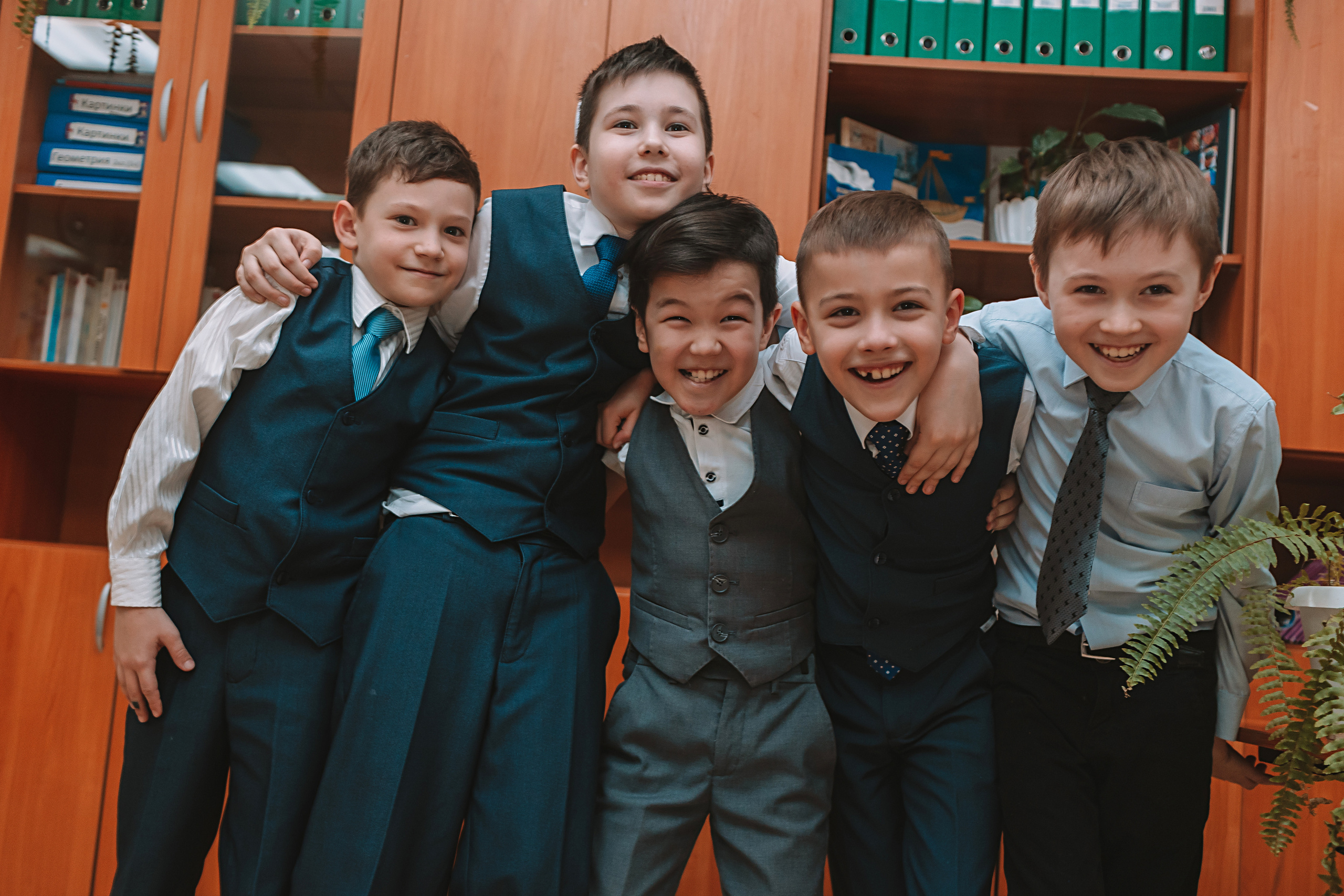 2 класс в школе. Семейный фотограф Тюмень, фотограф на роды Салмина Мария