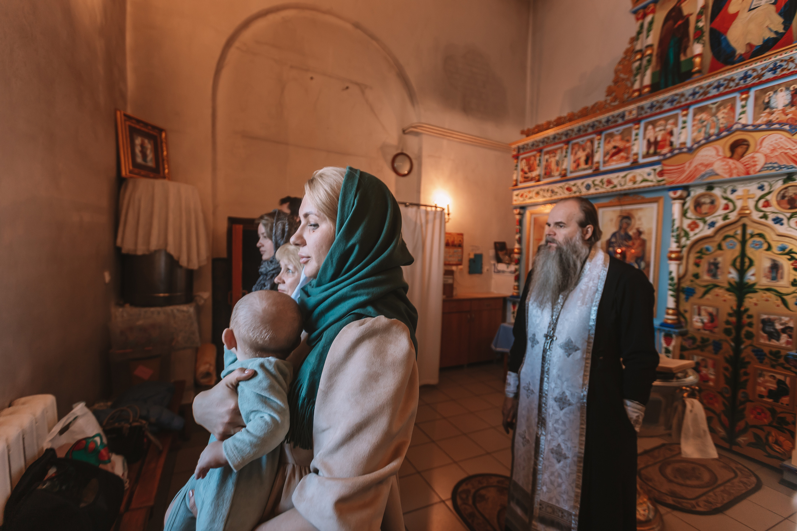 Крещение семакова. Семейный фотограф Тюмень, фотограф на роды Салмина Мария