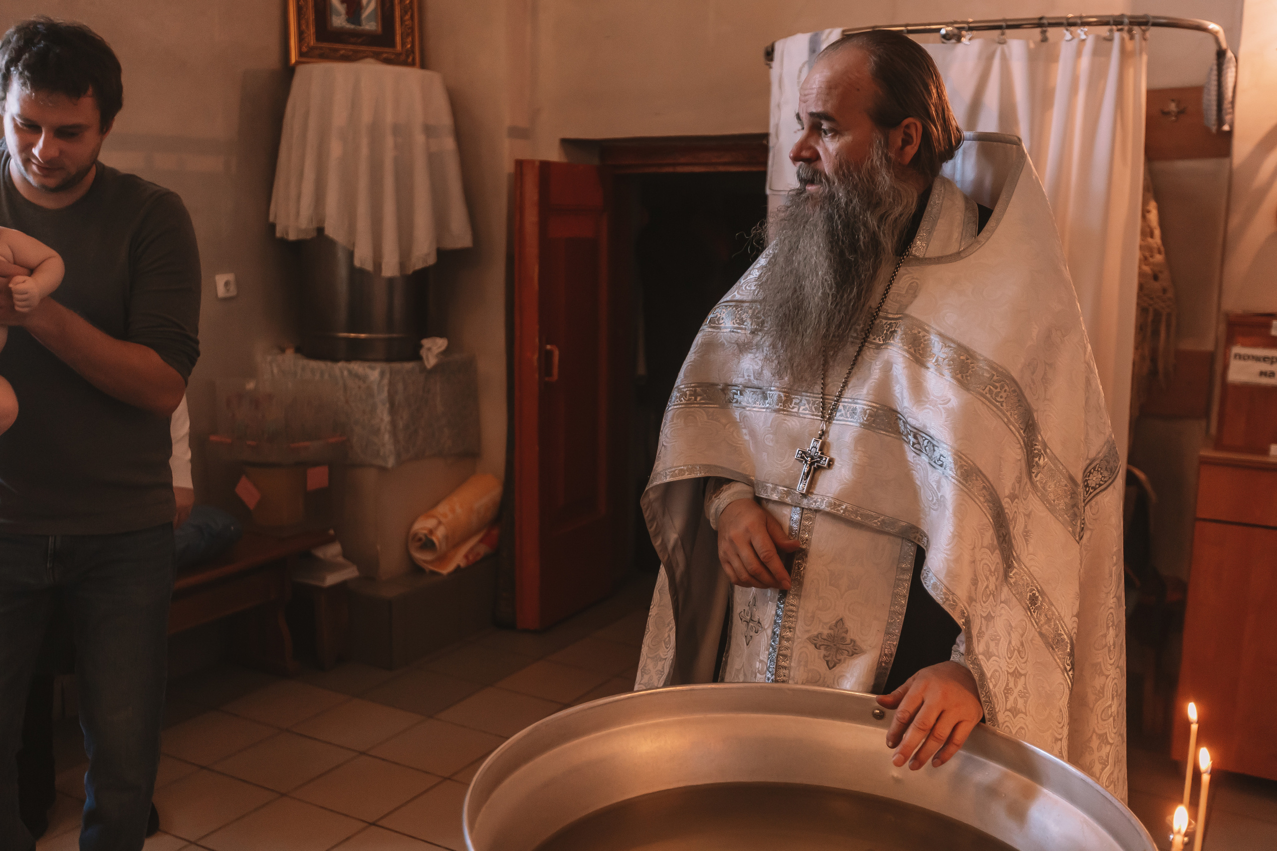 Крещение семакова. Семейный фотограф Тюмень, фотограф на роды Салмина Мария