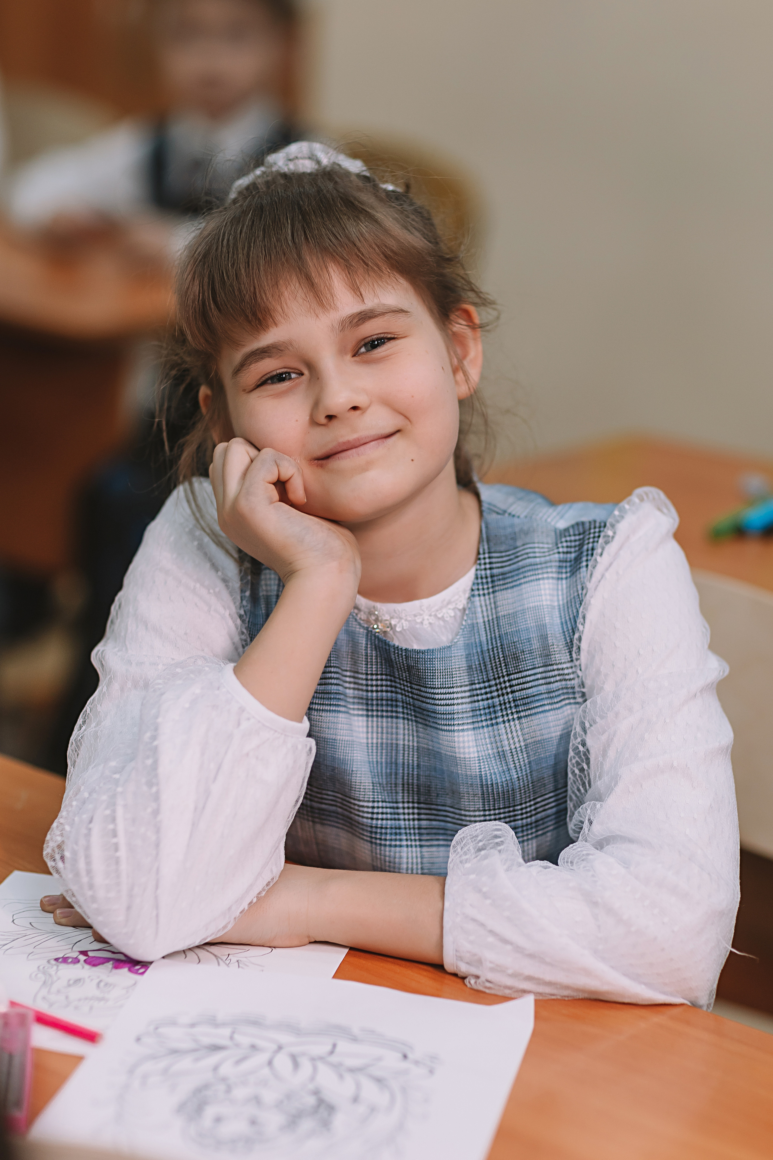 2 класс в школе. Семейный фотограф Тюмень, фотограф на роды Салмина Мария