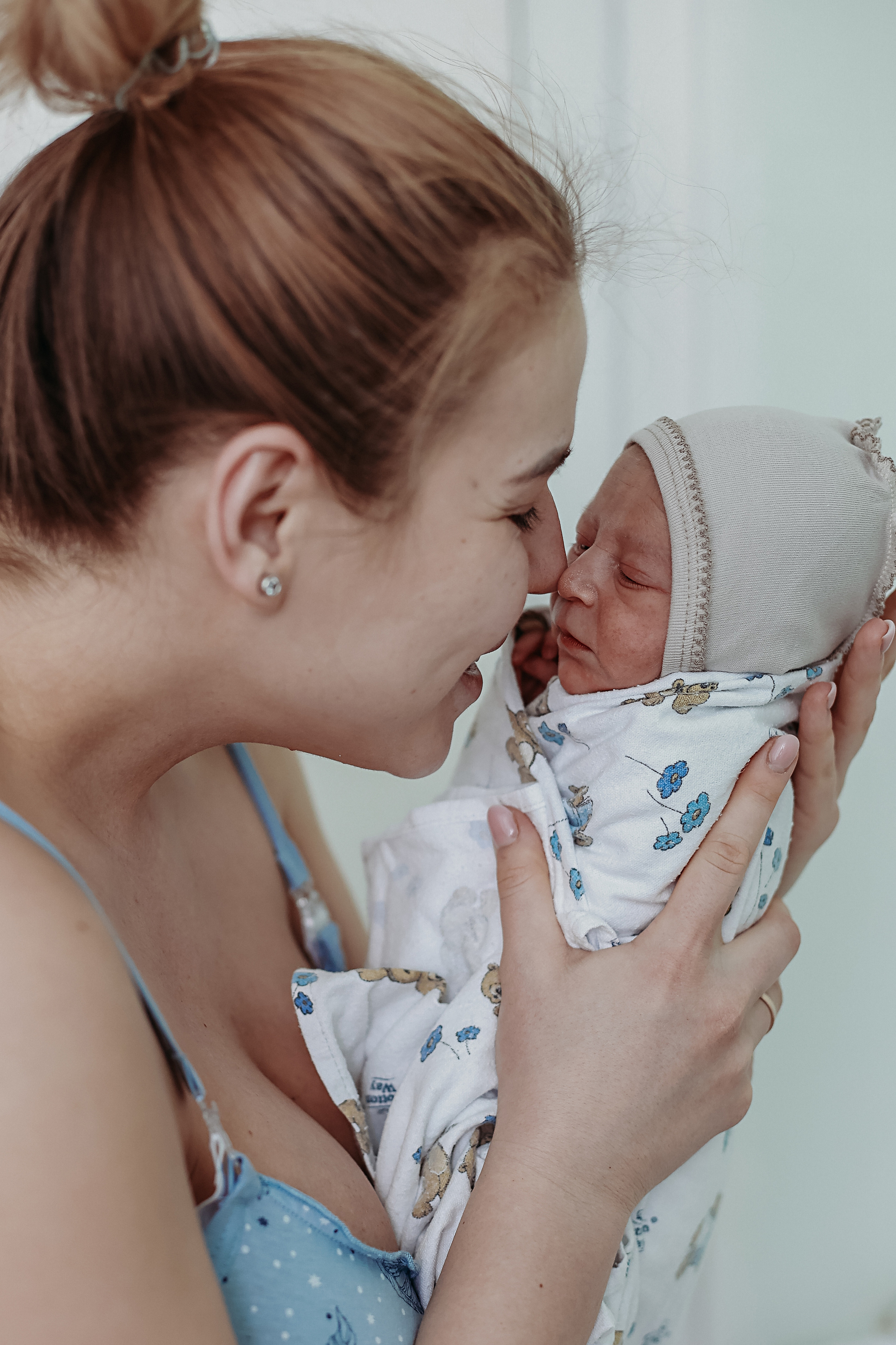 В палате сборный. Семейный фотограф Тюмень, фотограф на роды Салмина Мария