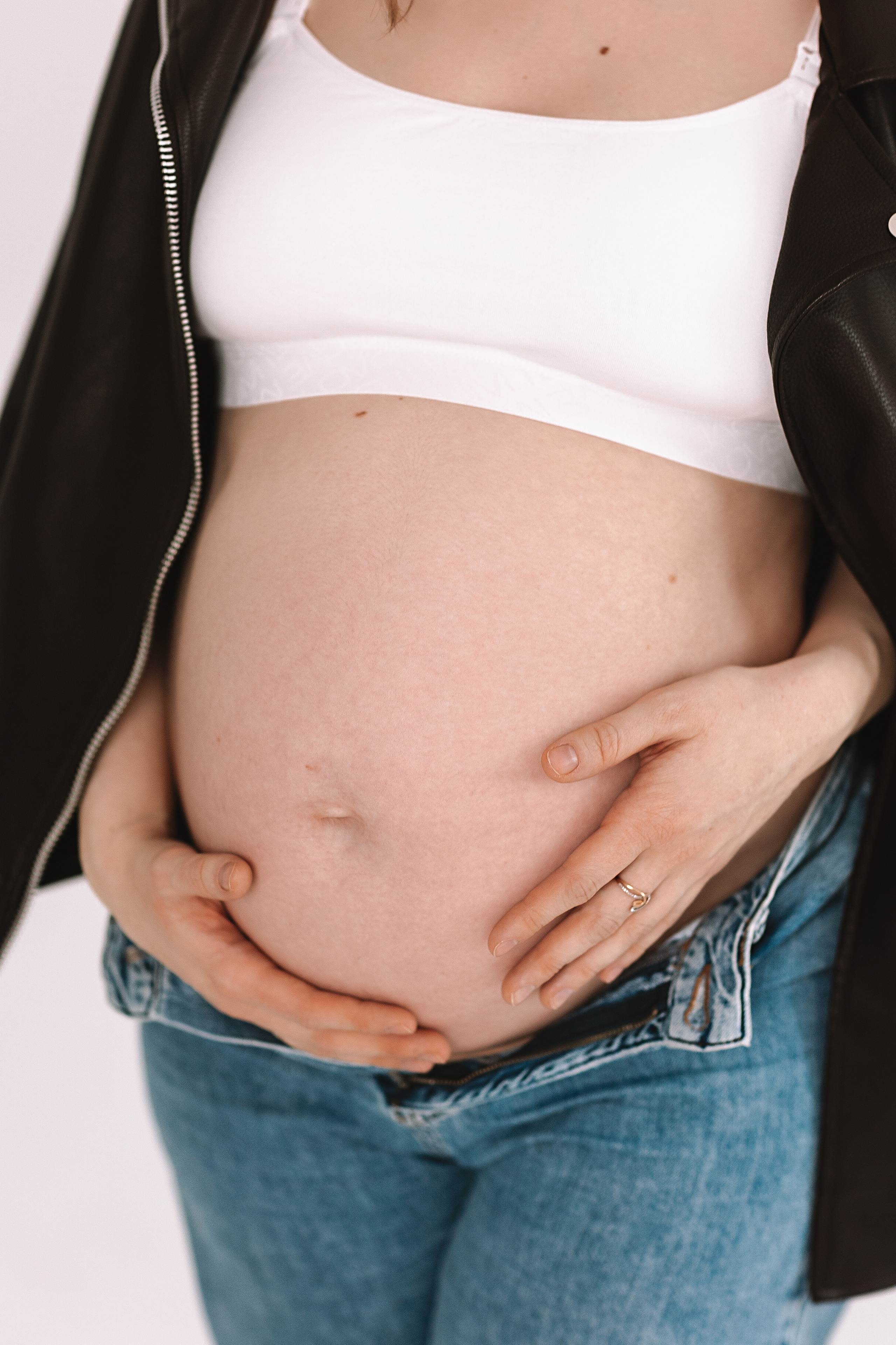 Беременность (фататум, циклорама и зал). Семейный фотограф Тюмень, фотограф на роды Салмина Мария