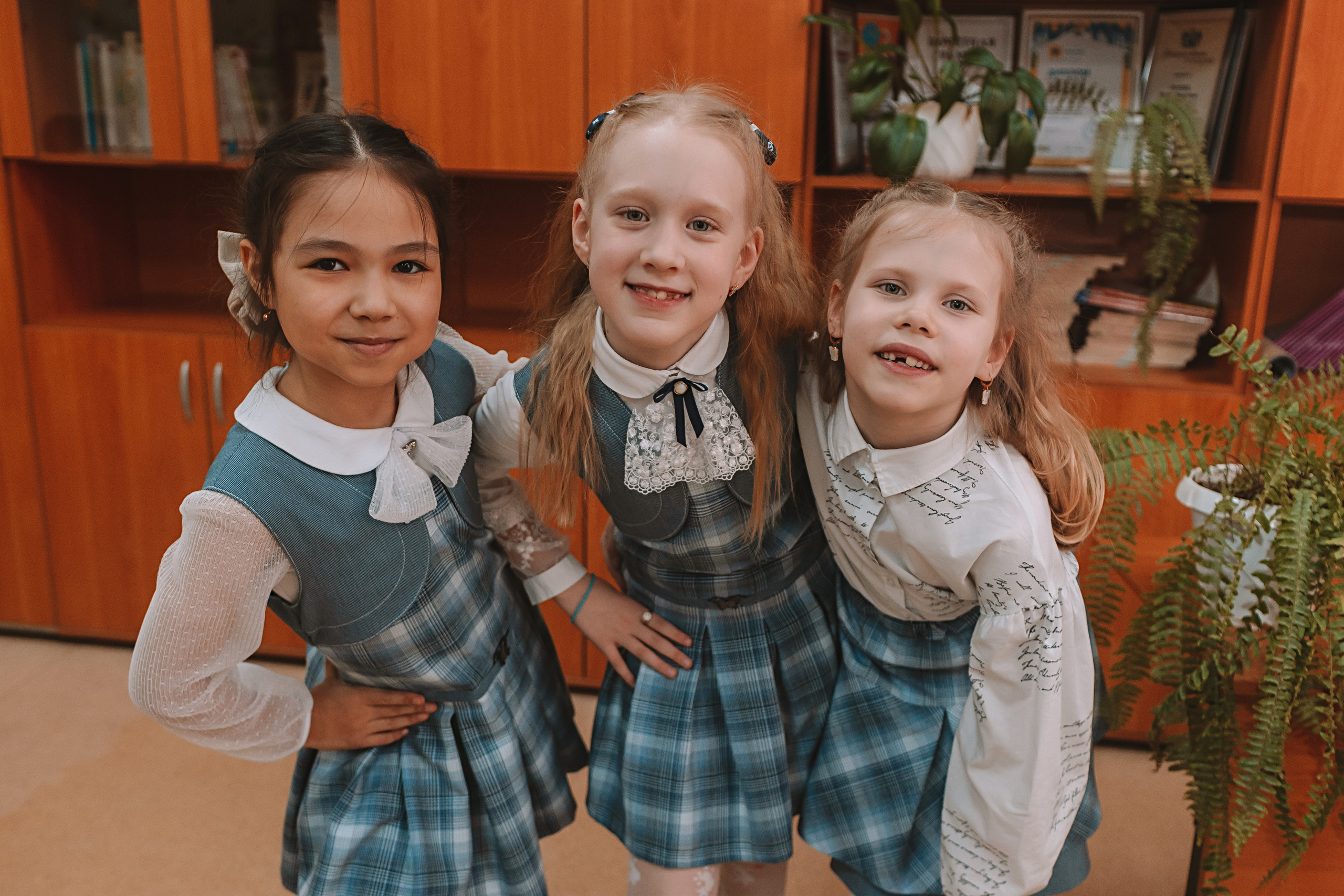 2 класс в школе. Семейный фотограф Тюмень, фотограф на роды Салмина Мария