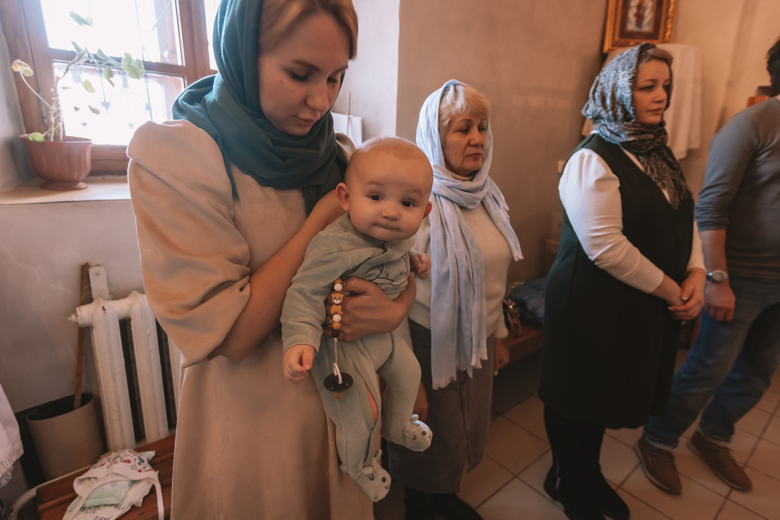 Крещение семакова. Семейный фотограф Тюмень, фотограф на роды Салмина Мария