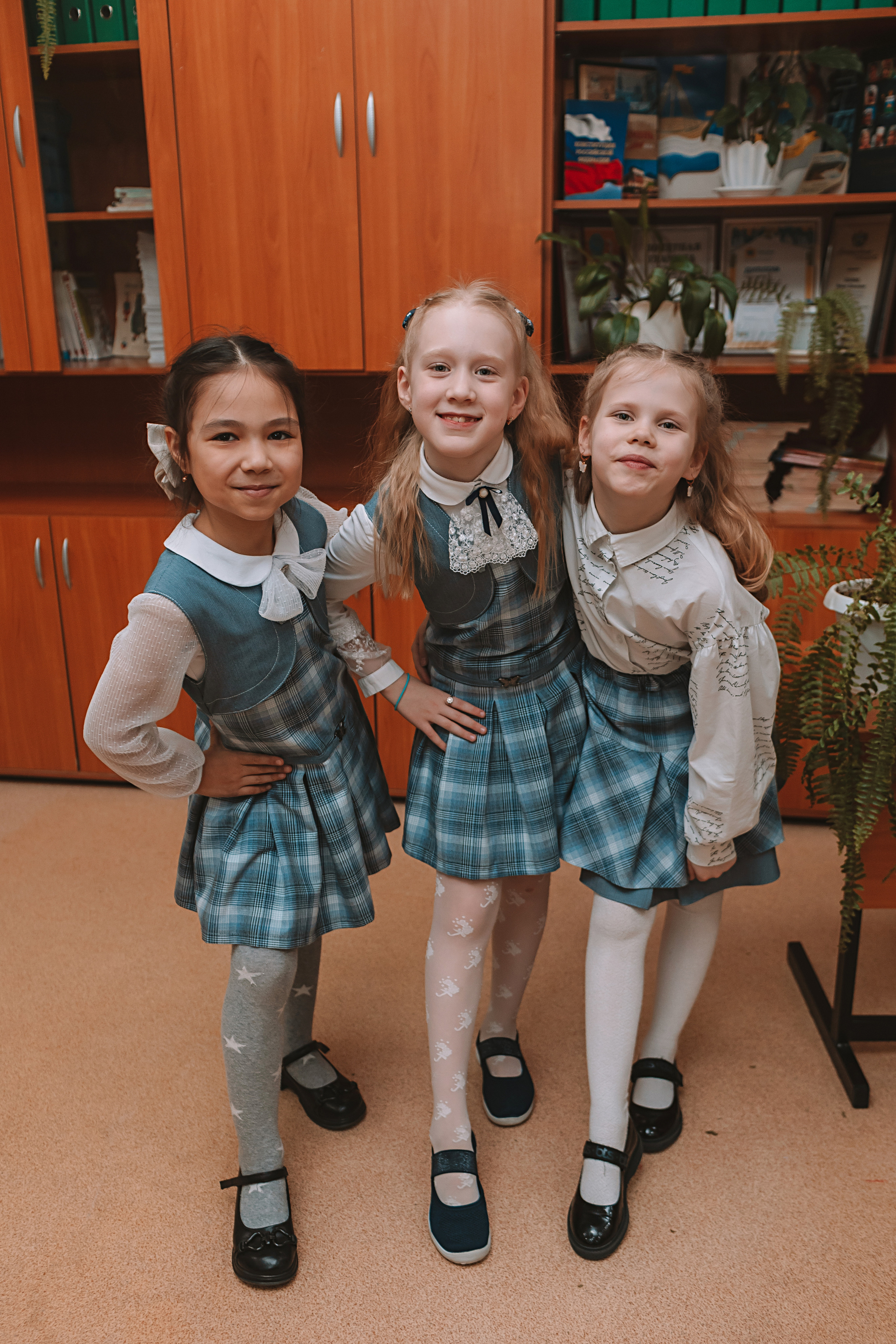 2 класс в школе. Семейный фотограф Тюмень, фотограф на роды Салмина Мария