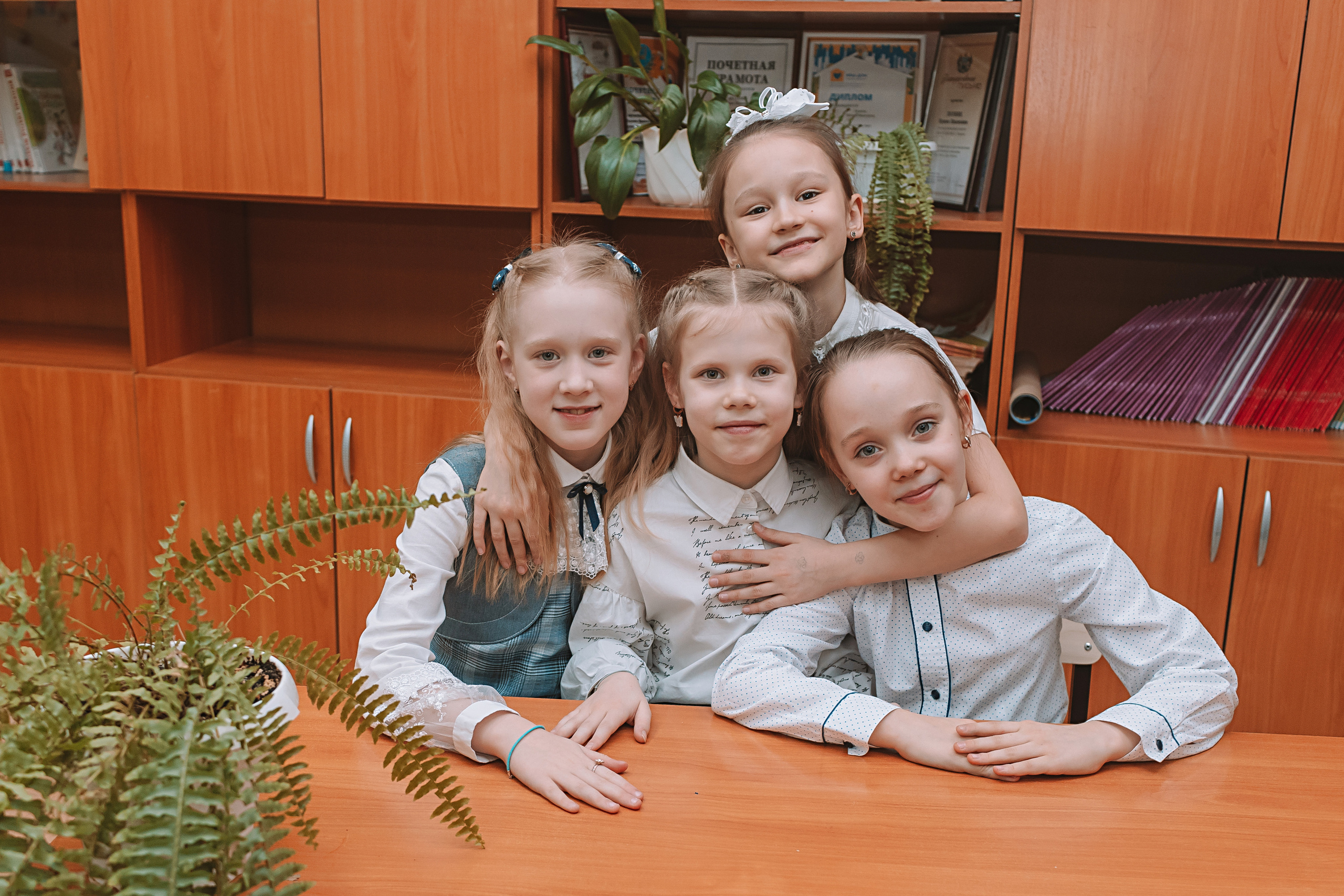 2 класс в школе. Семейный фотограф Тюмень, фотограф на роды Салмина Мария