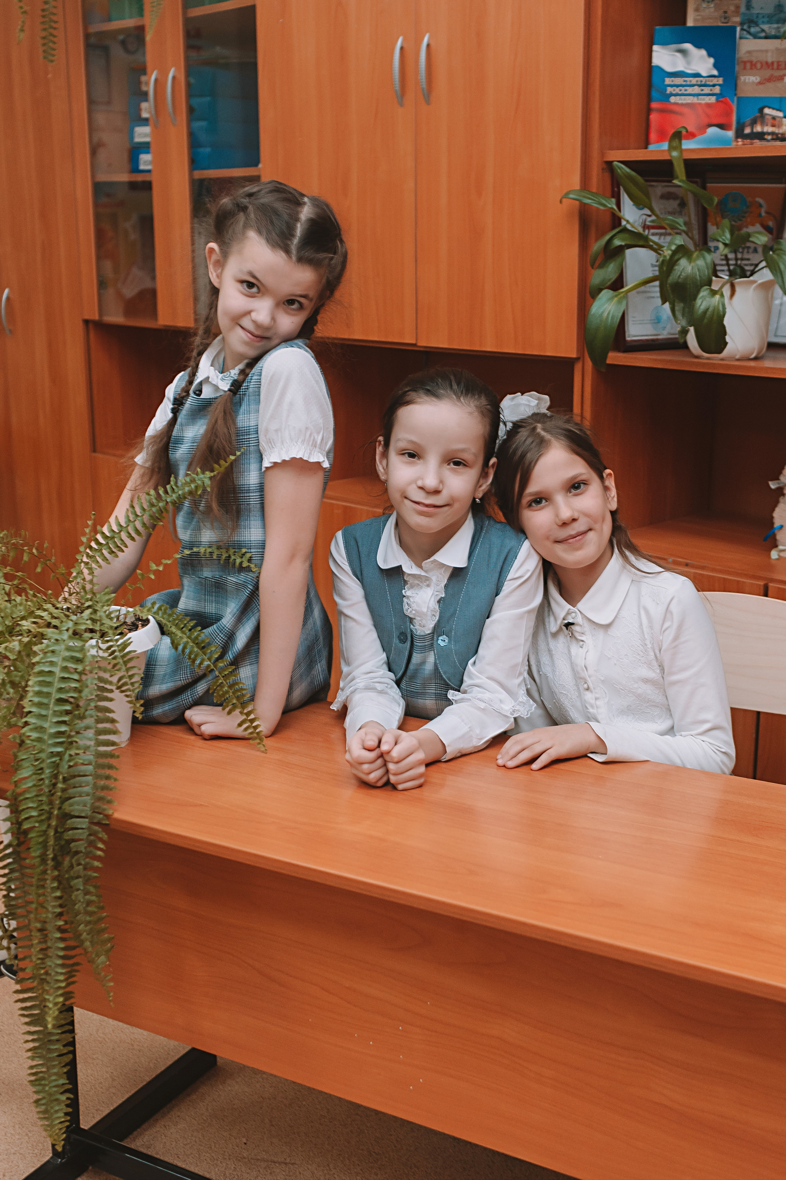 2 класс в школе. Семейный фотограф Тюмень, фотограф на роды Салмина Мария