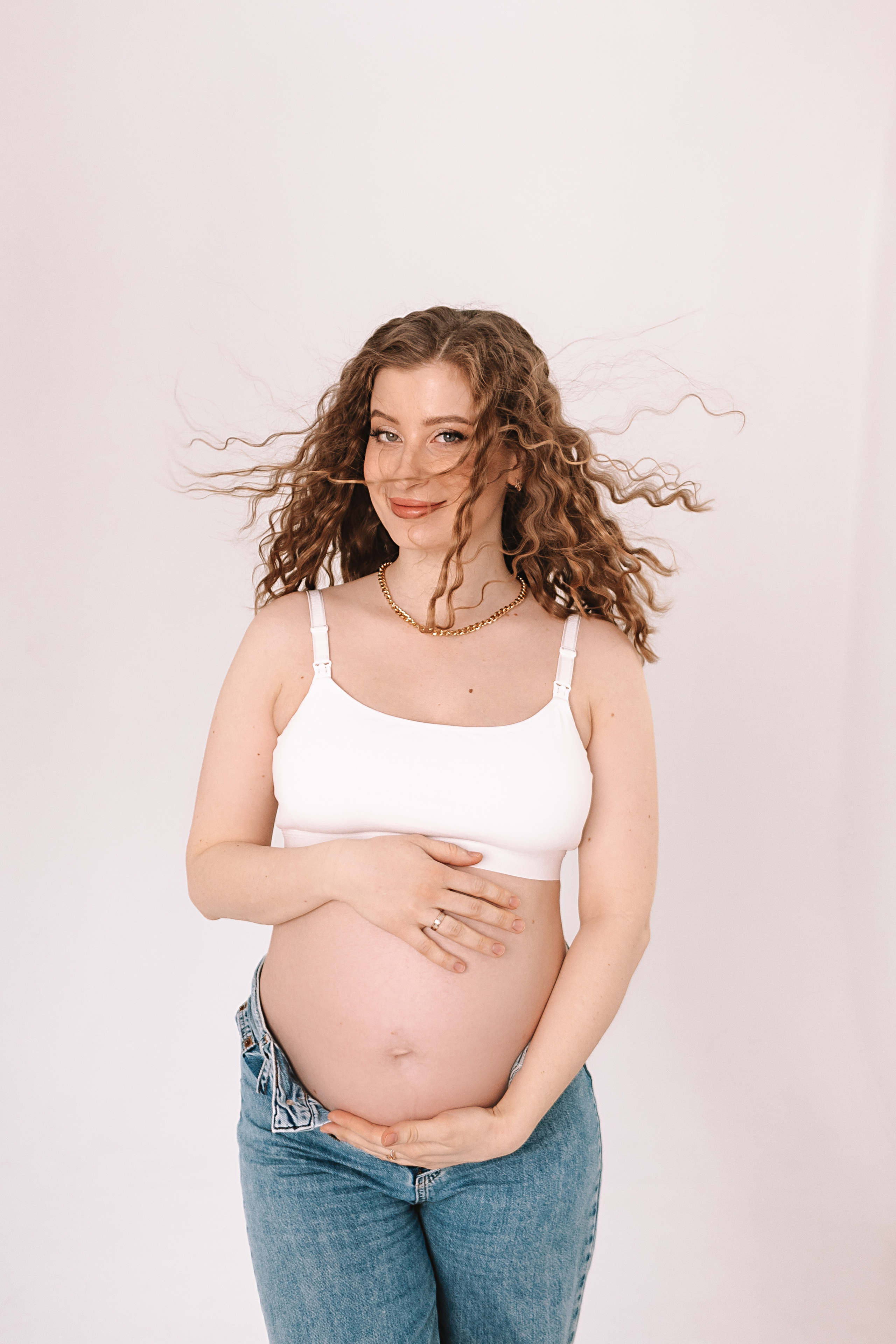 Беременность (фататум, циклорама и зал). Семейный фотограф Тюмень, фотограф на роды Салмина Мария