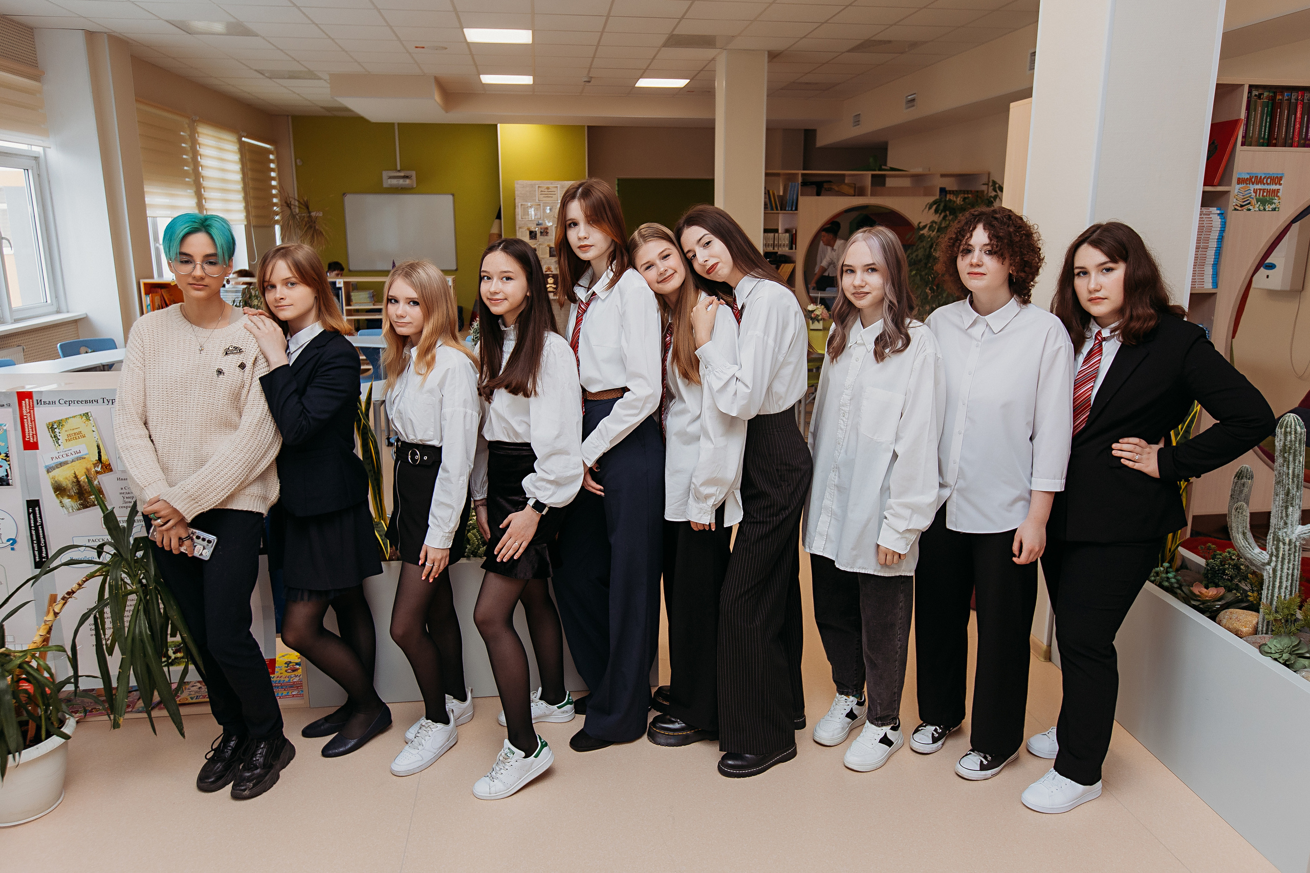 8 класс в библиотеке. Семейный фотограф Тюмень, фотограф на роды Салмина Мария