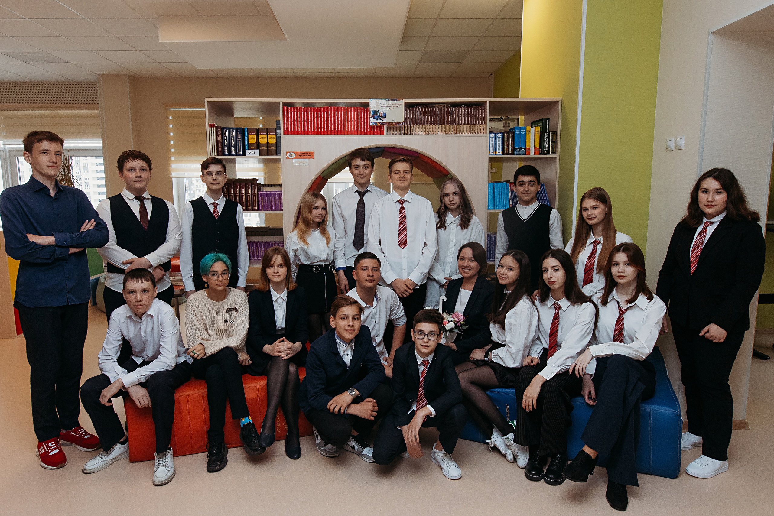 8 класс в библиотеке. Семейный фотограф Тюмень, фотограф на роды Салмина Мария