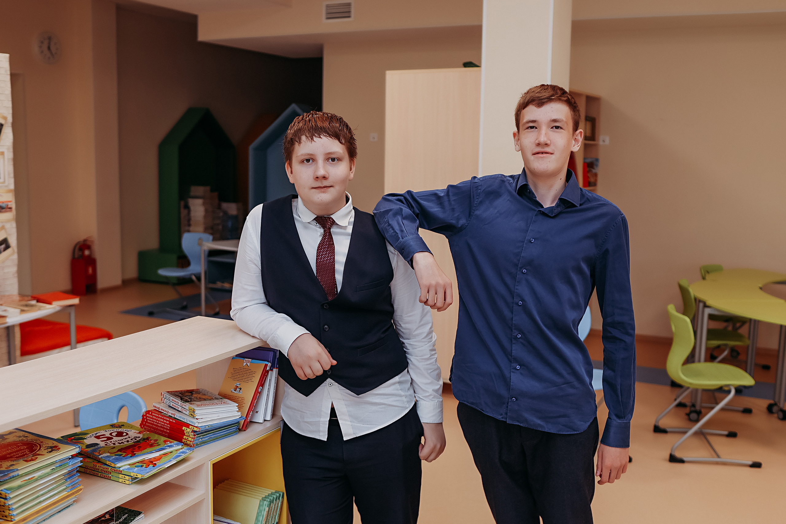 8 класс в библиотеке. Семейный фотограф Тюмень, фотограф на роды Салмина Мария