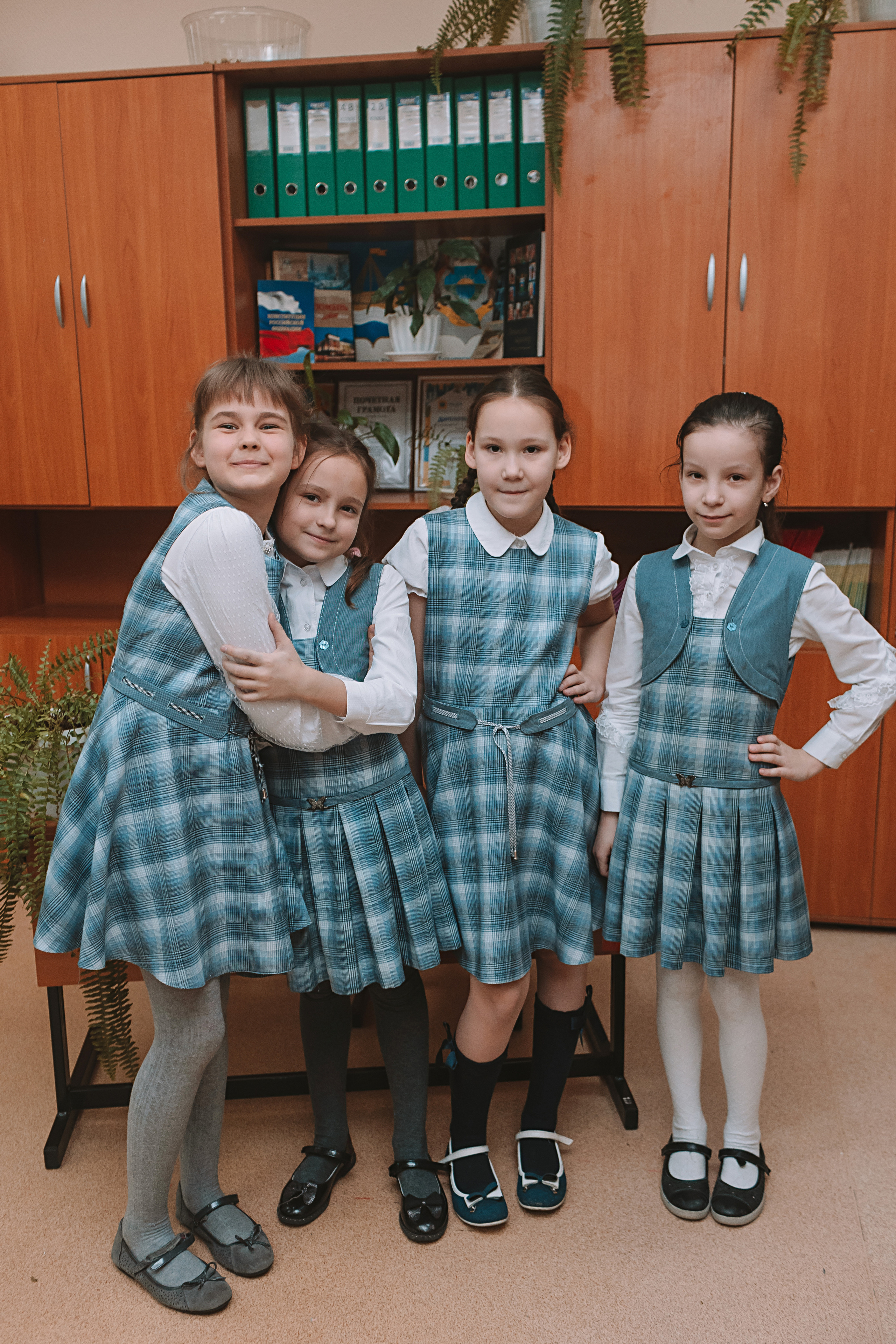 2 класс в школе. Семейный фотограф Тюмень, фотограф на роды Салмина Мария