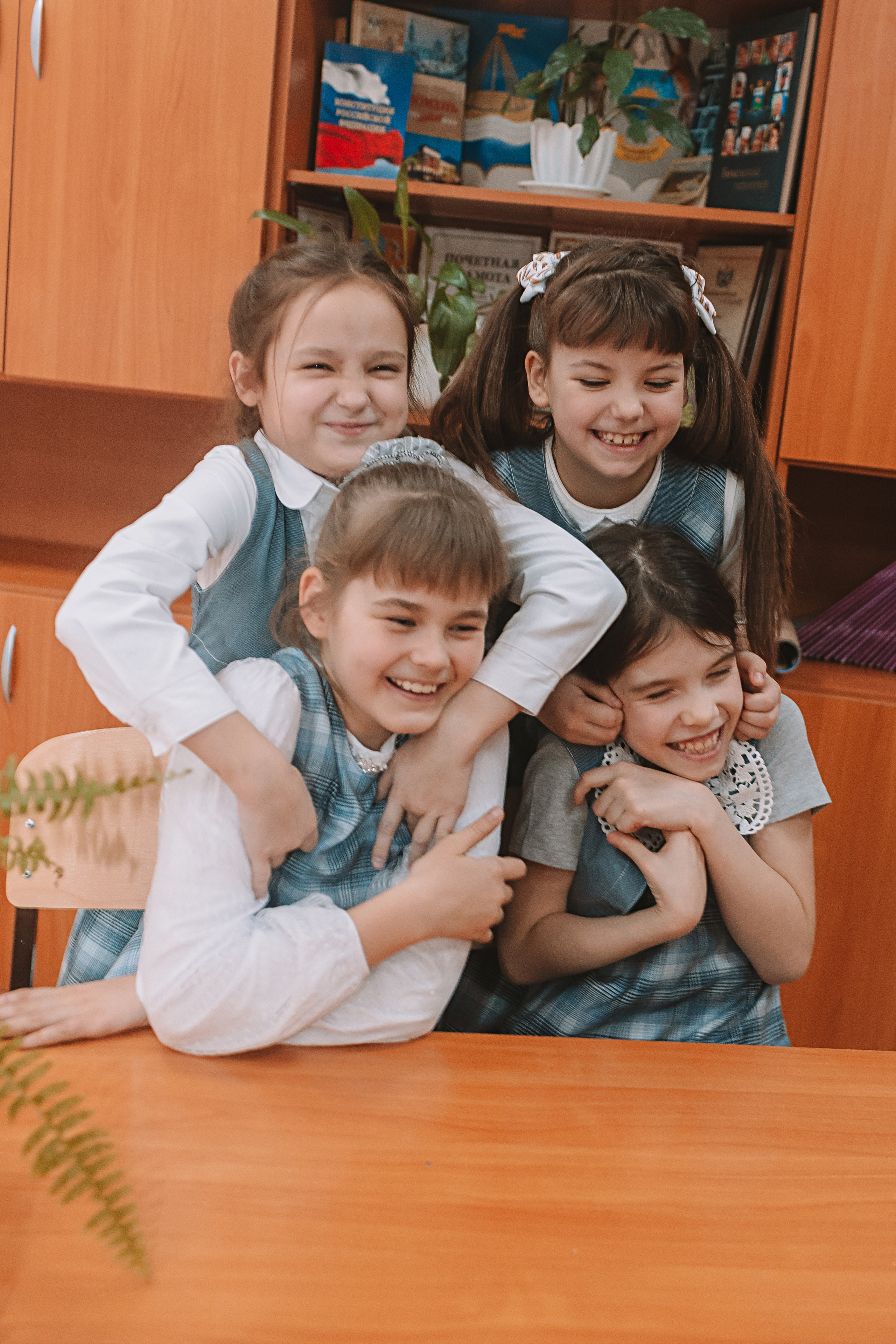 2 класс в школе. Семейный фотограф Тюмень, фотограф на роды Салмина Мария