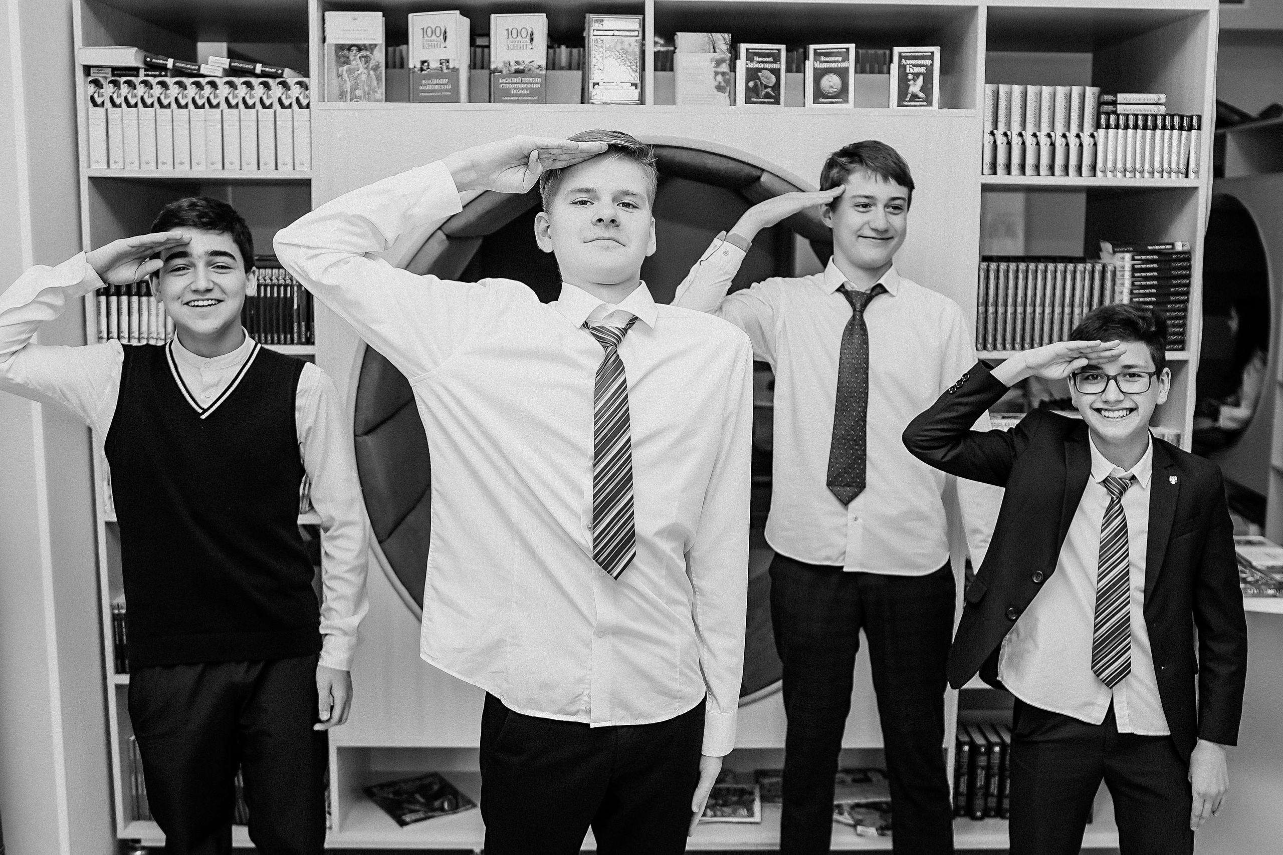 8 класс в библиотеке. Семейный фотограф Тюмень, фотограф на роды Салмина Мария