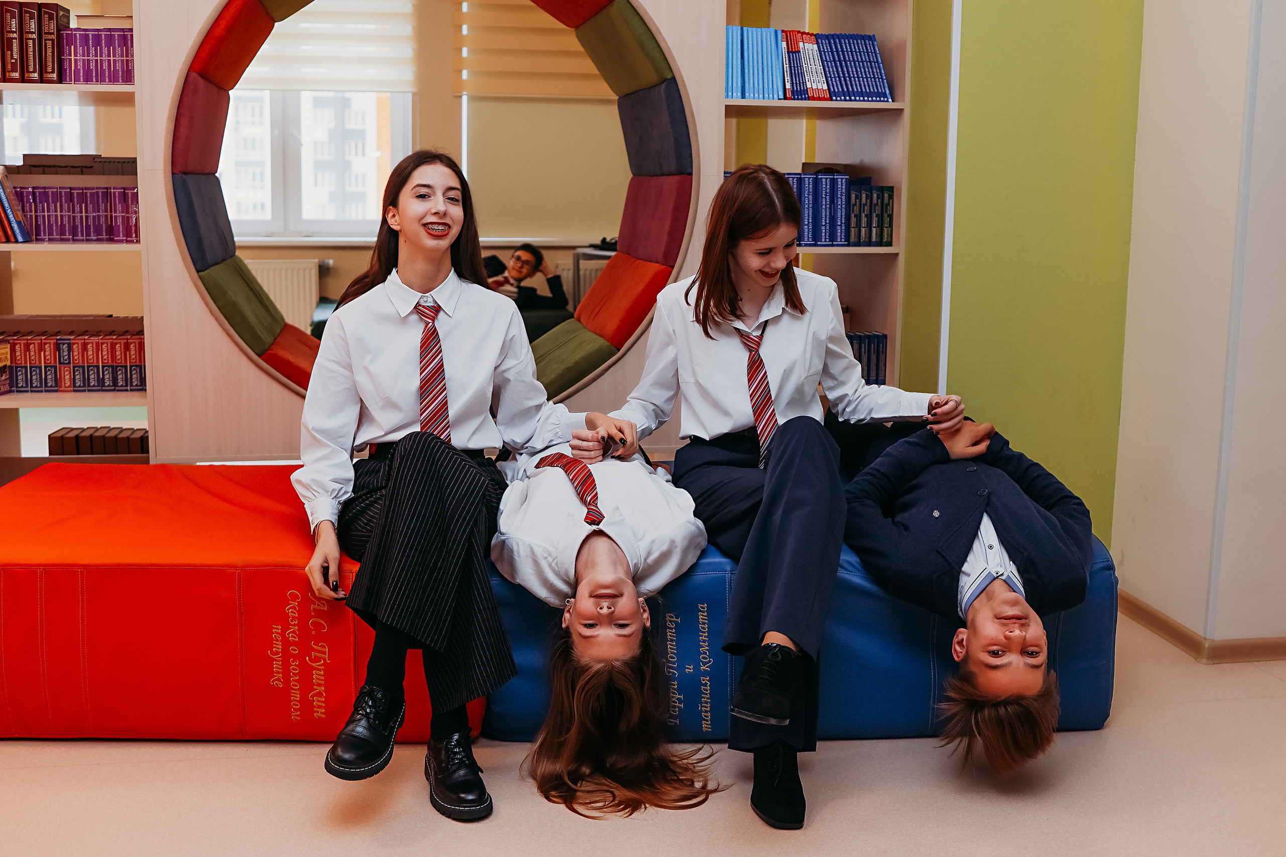 8 класс в библиотеке. Семейный фотограф Тюмень, фотограф на роды Салмина Мария