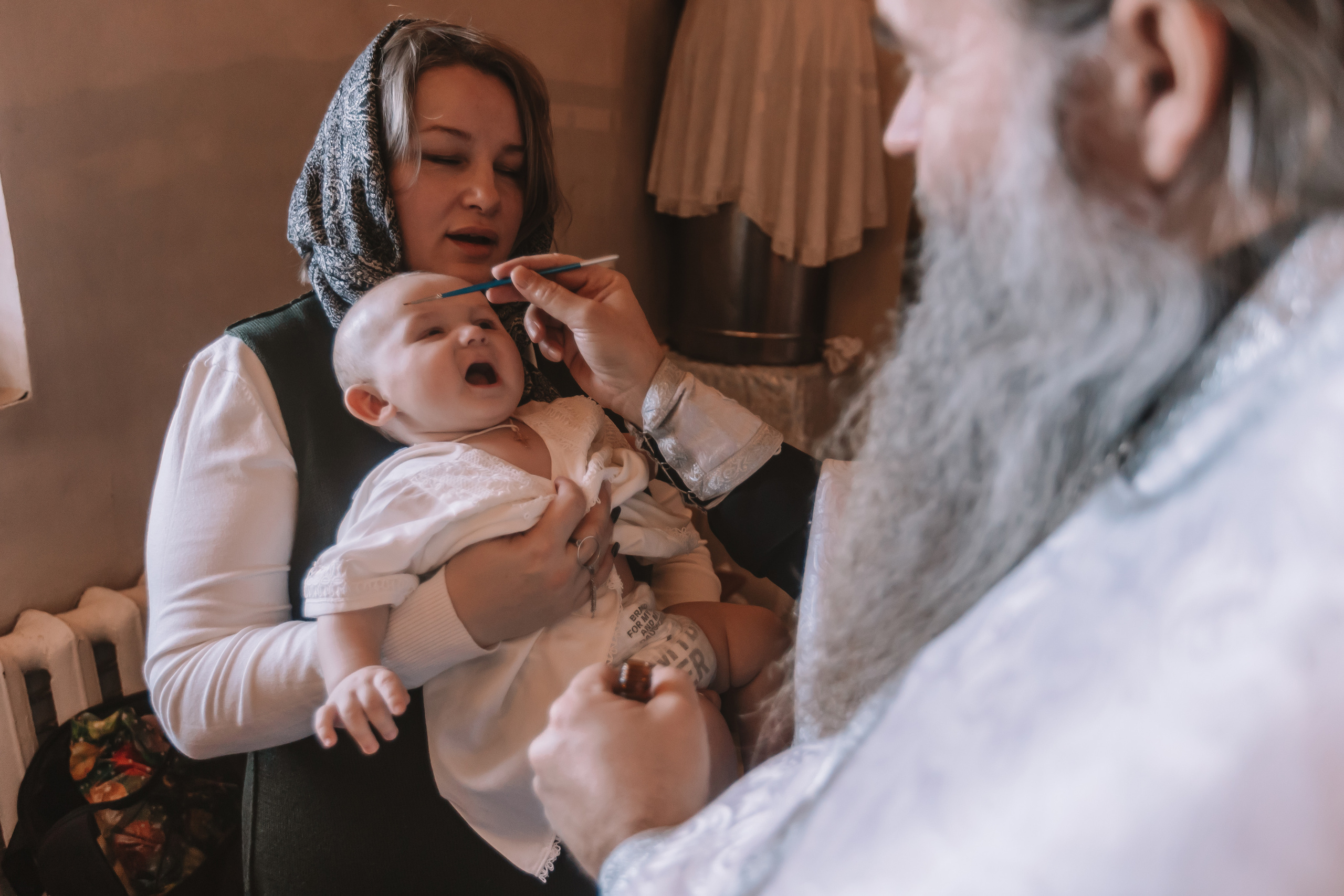 Крещение семакова. Семейный фотограф Тюмень, фотограф на роды Салмина Мария