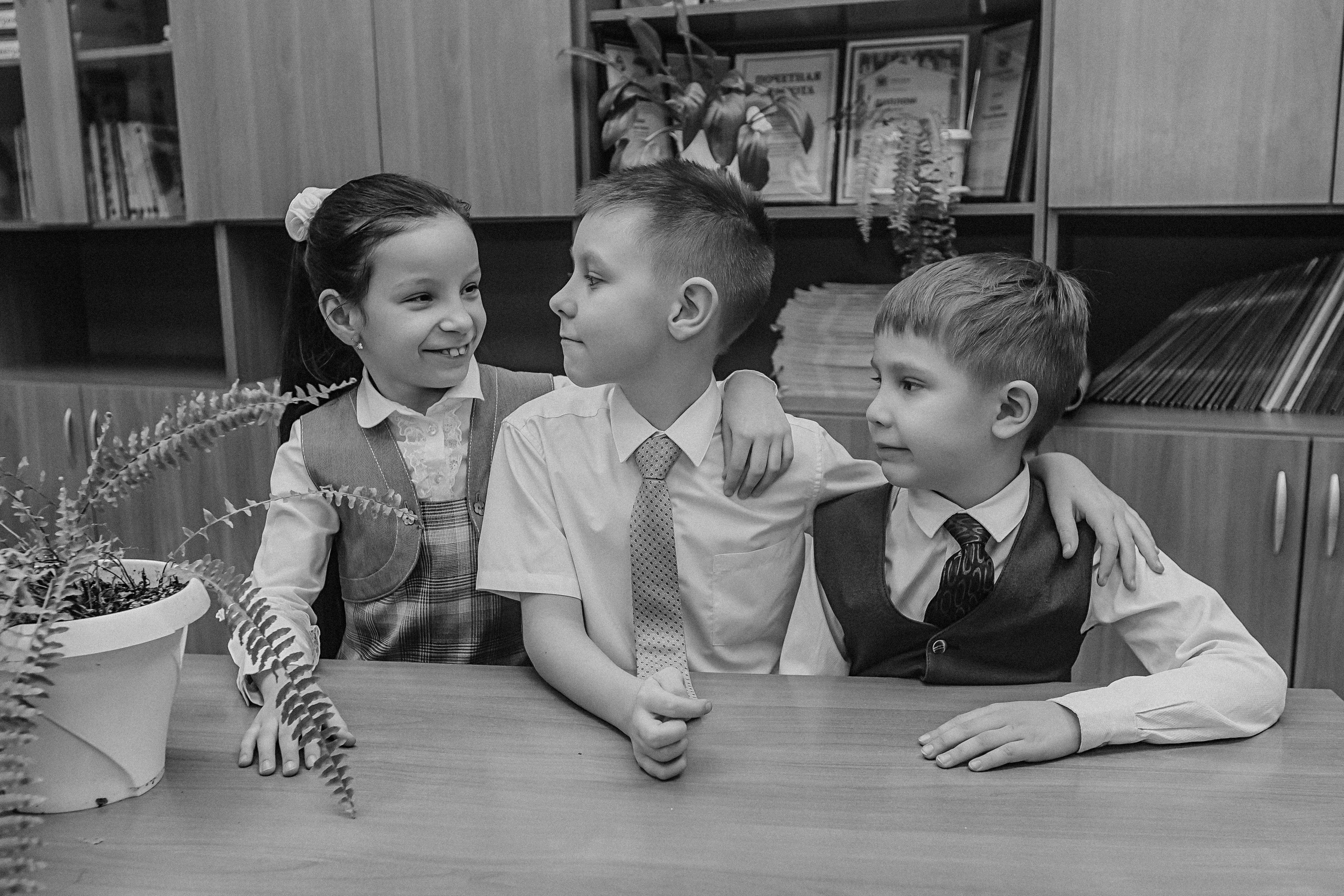 2 класс в школе. Семейный фотограф Тюмень, фотограф на роды Салмина Мария