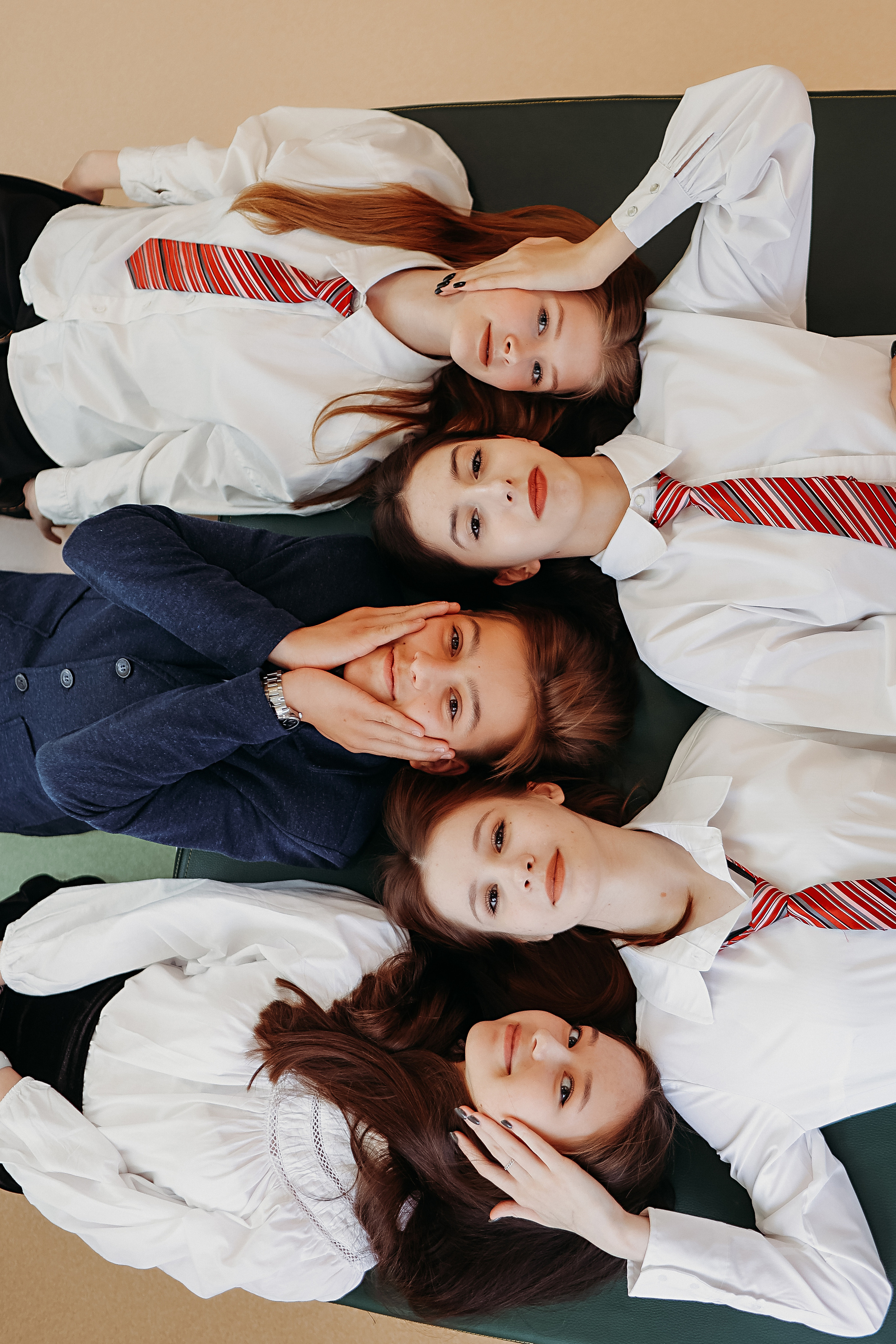 8 класс в библиотеке. Семейный фотограф Тюмень, фотограф на роды Салмина Мария