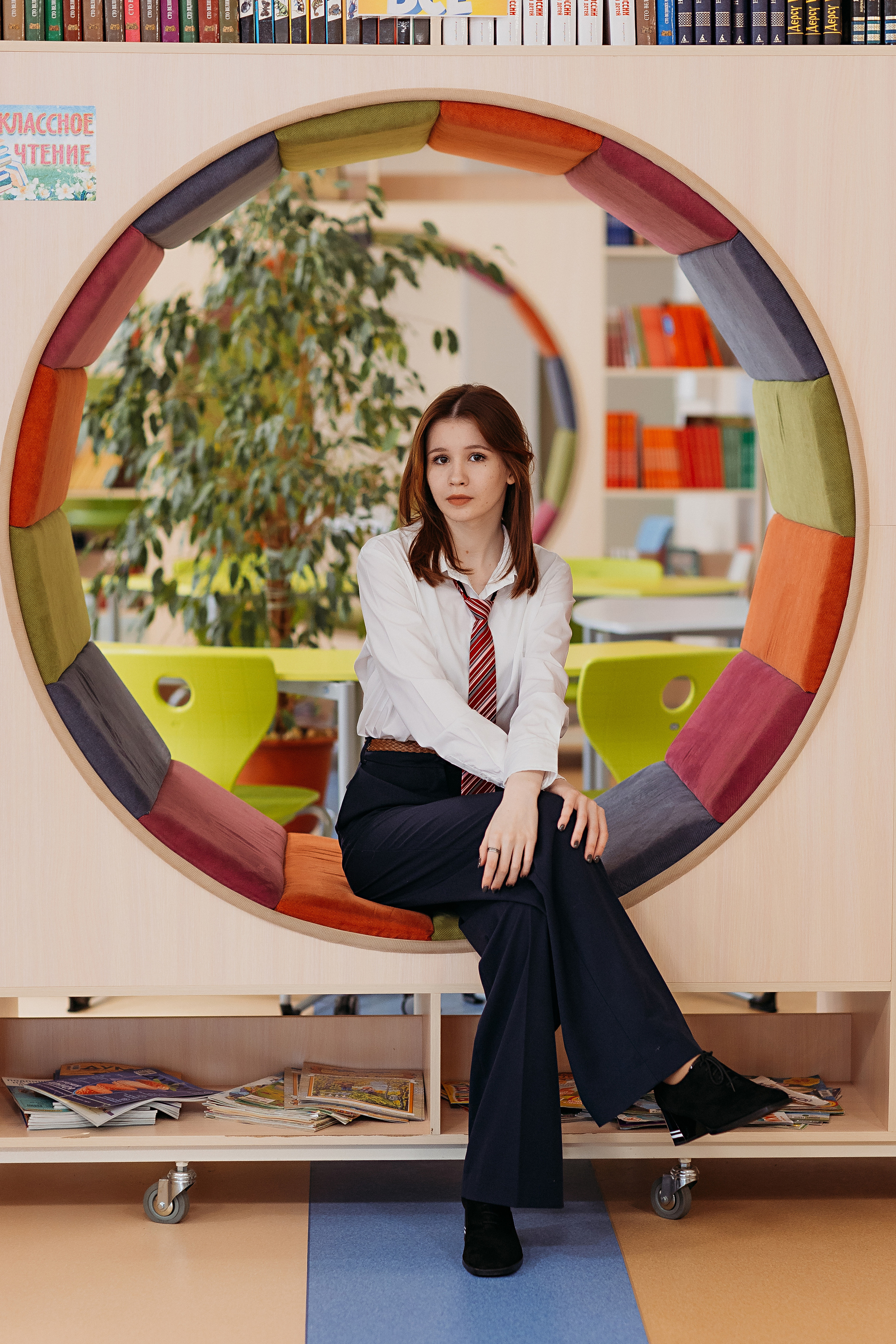 8 класс в библиотеке. Семейный фотограф Тюмень, фотограф на роды Салмина Мария