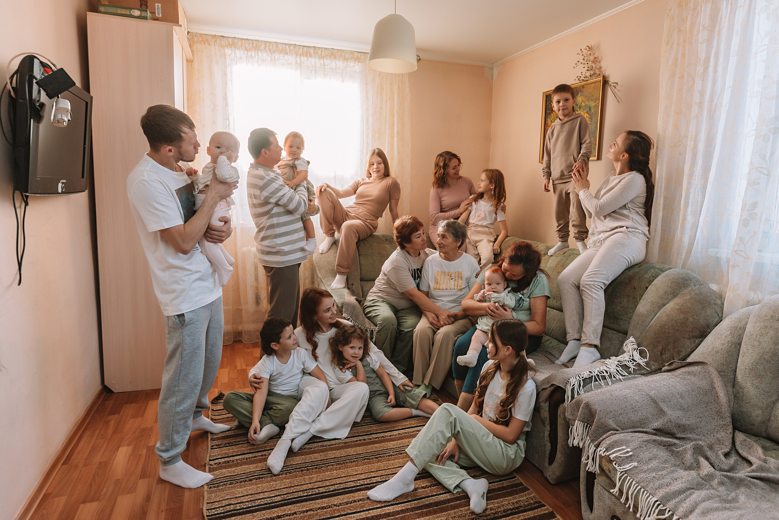Большая семья (17 человек в частном доме, 2 часа). Семейный фотограф Тюмень, фотограф на роды Салмина Мария