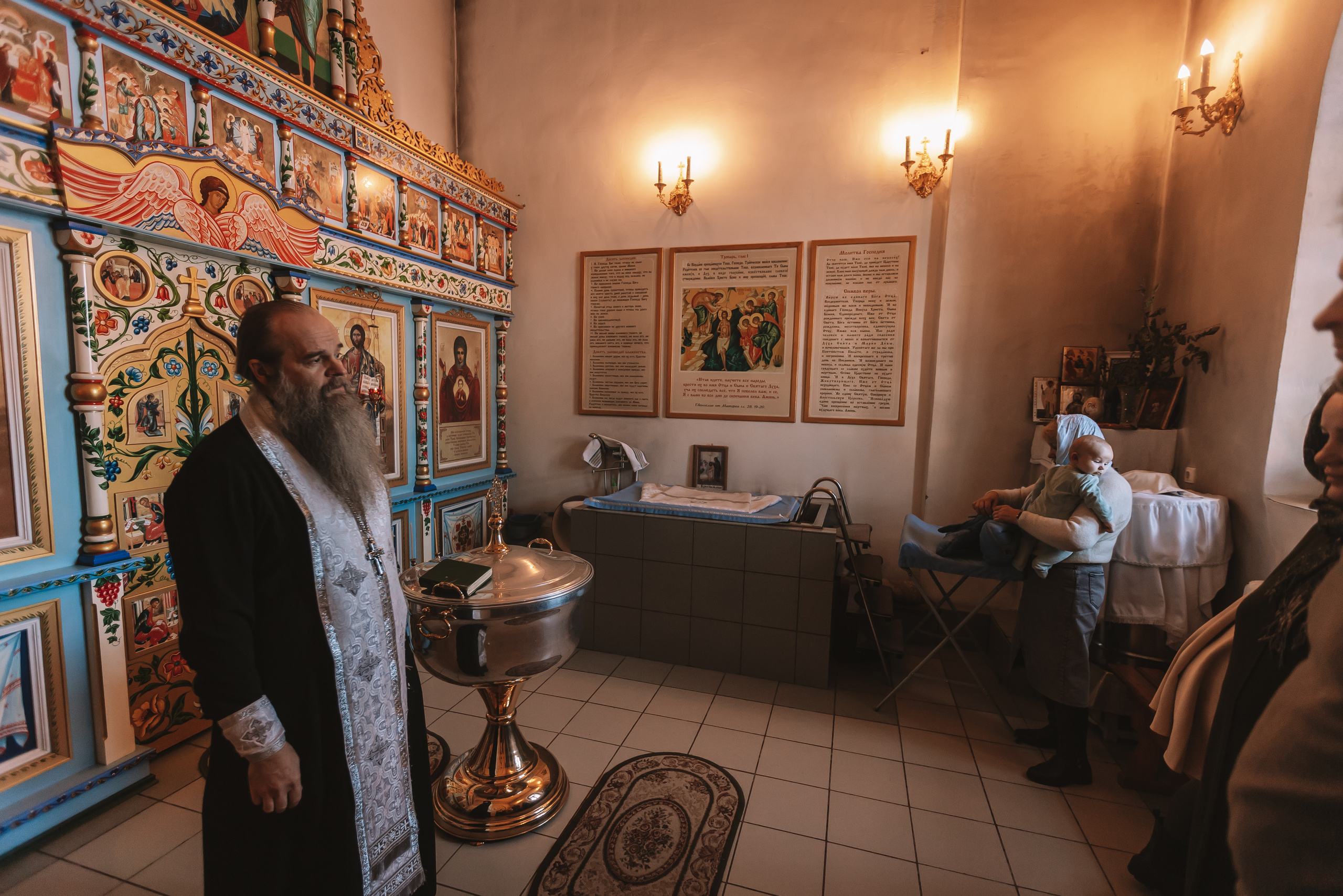 Крещение семакова. Семейный фотограф Тюмень, фотограф на роды Салмина Мария