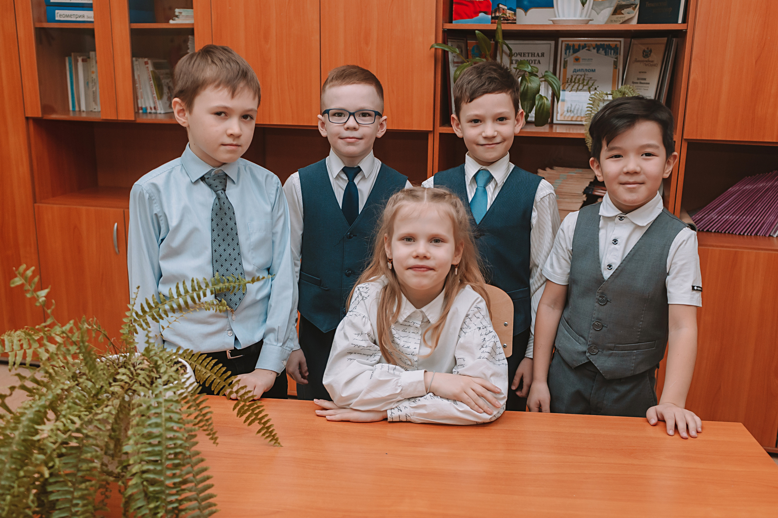 2 класс в школе. Семейный фотограф Тюмень, фотограф на роды Салмина Мария