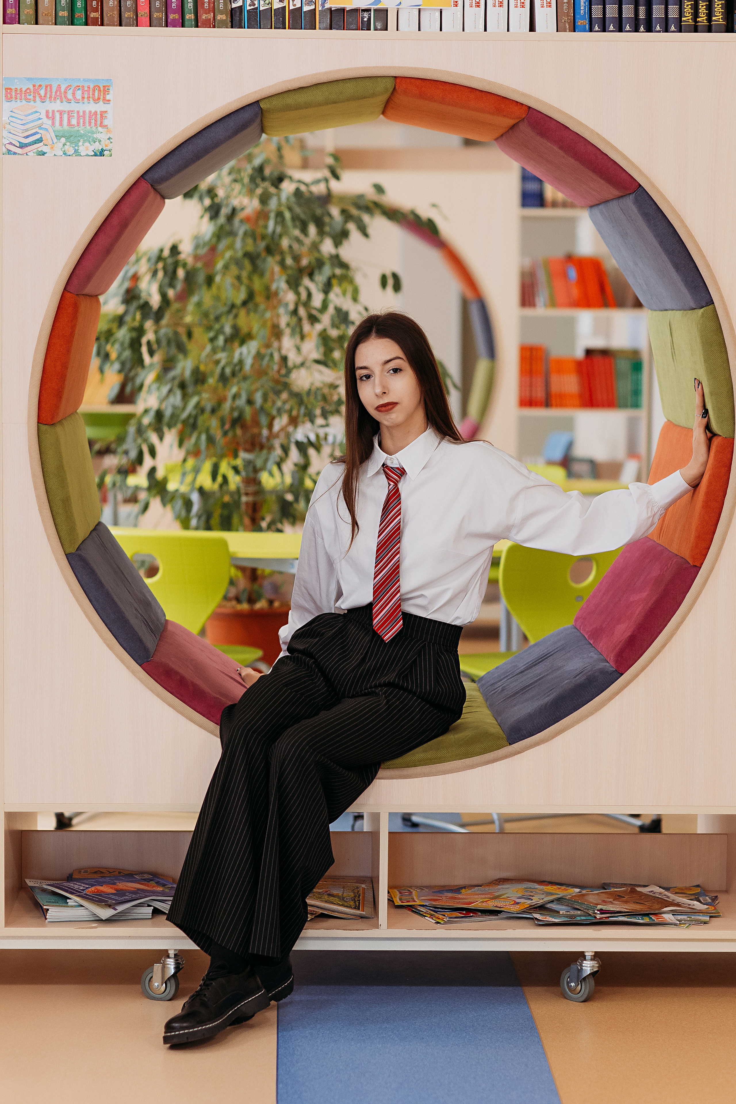 8 класс в библиотеке. Семейный фотограф Тюмень, фотограф на роды Салмина Мария