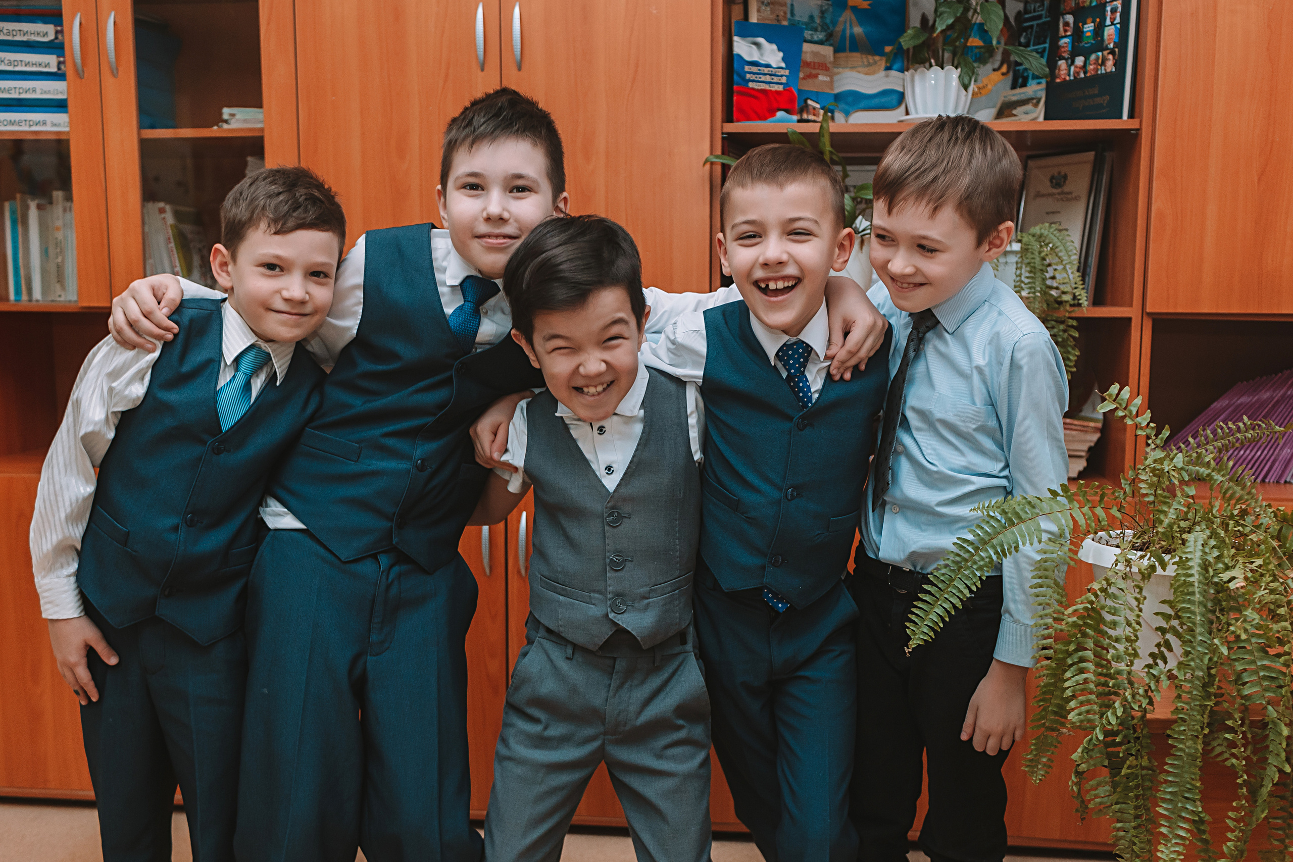 2 класс в школе. Семейный фотограф Тюмень, фотограф на роды Салмина Мария