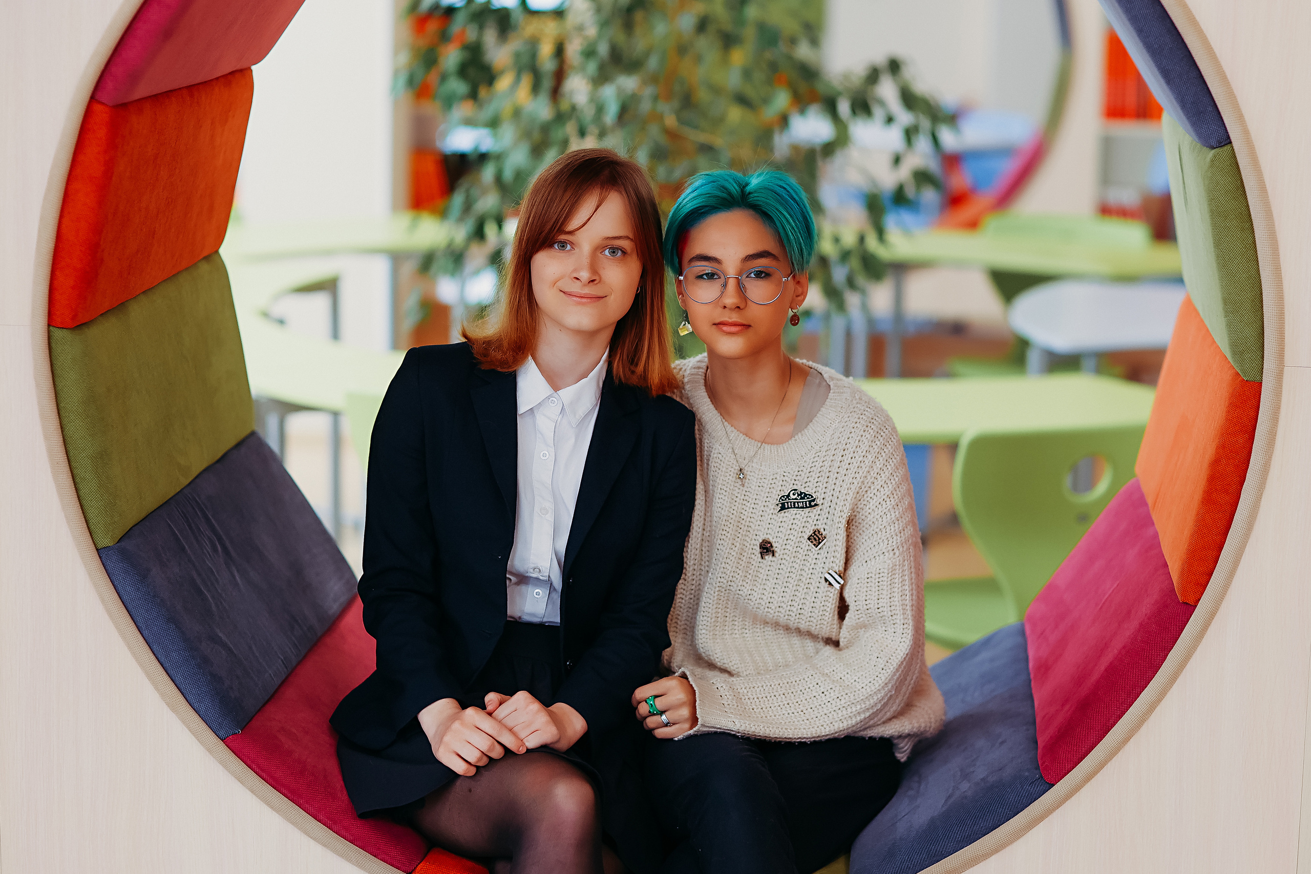 8 класс в библиотеке. Семейный фотограф Тюмень, фотограф на роды Салмина Мария