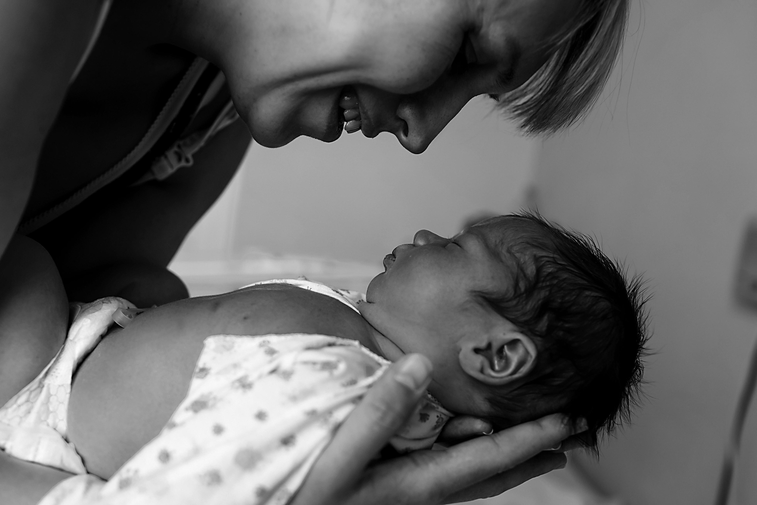 В палате сборный. Семейный фотограф Тюмень, фотограф на роды Салмина Мария