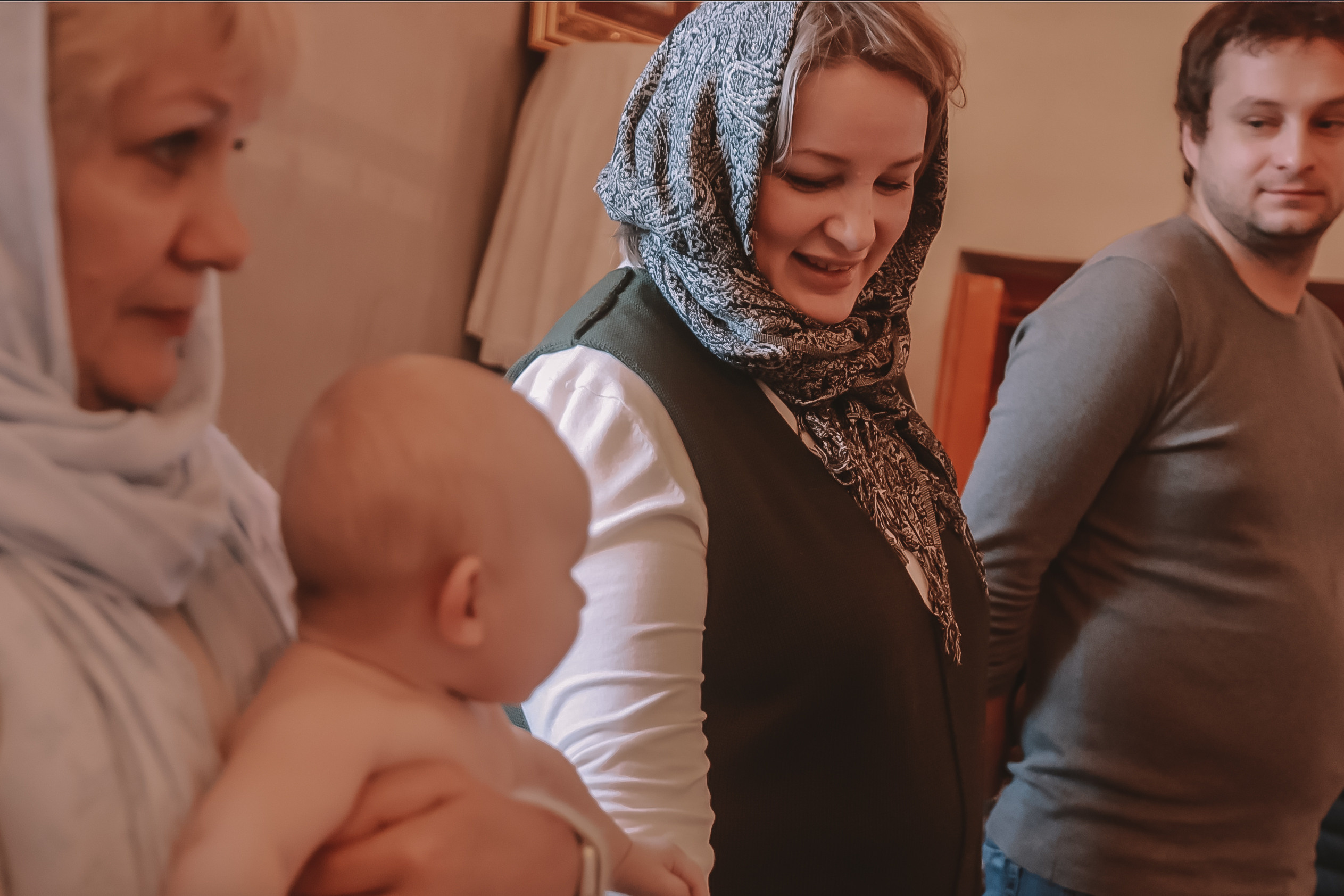 Крещение семакова. Семейный фотограф Тюмень, фотограф на роды Салмина Мария