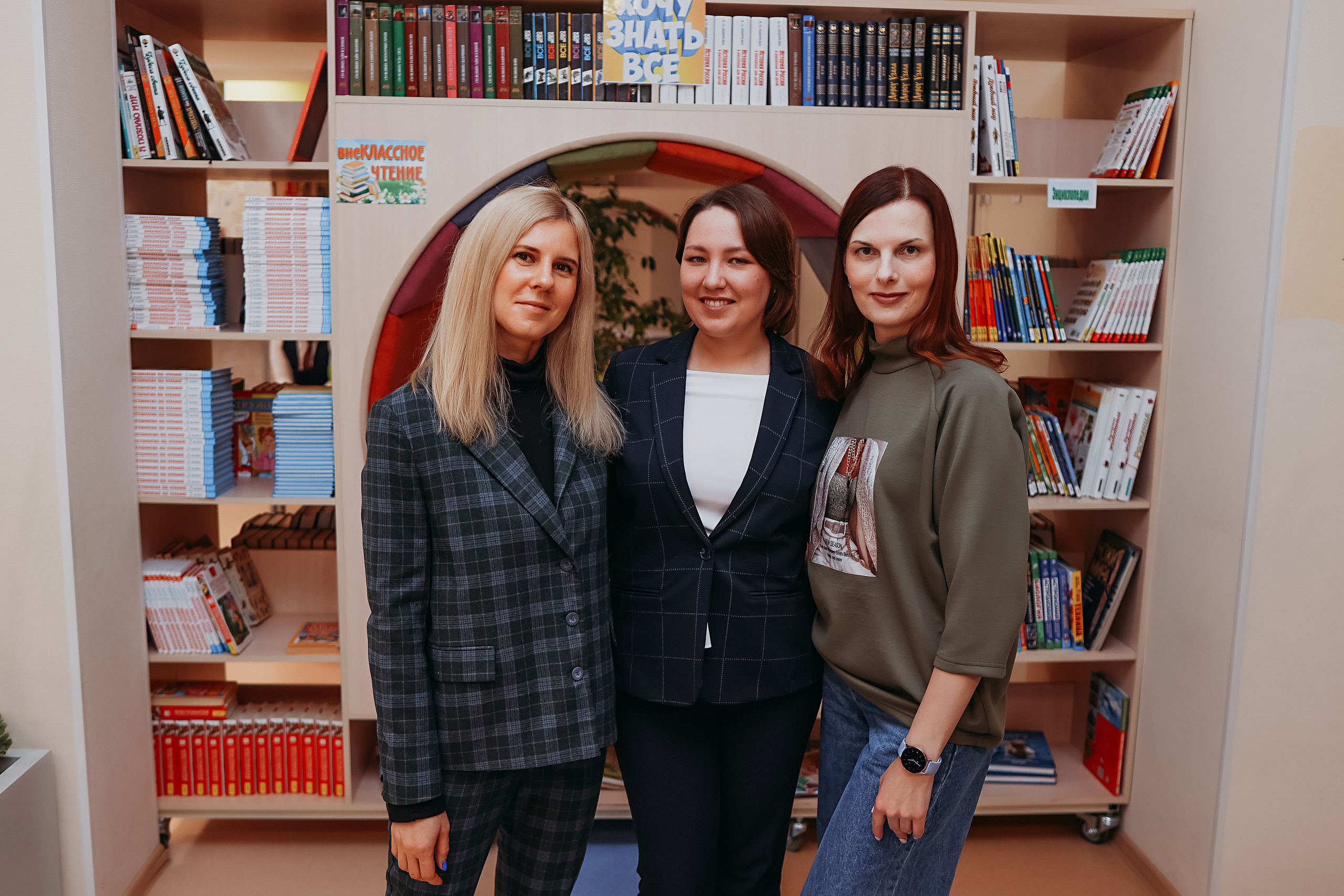 8 класс в библиотеке. Семейный фотограф Тюмень, фотограф на роды Салмина Мария