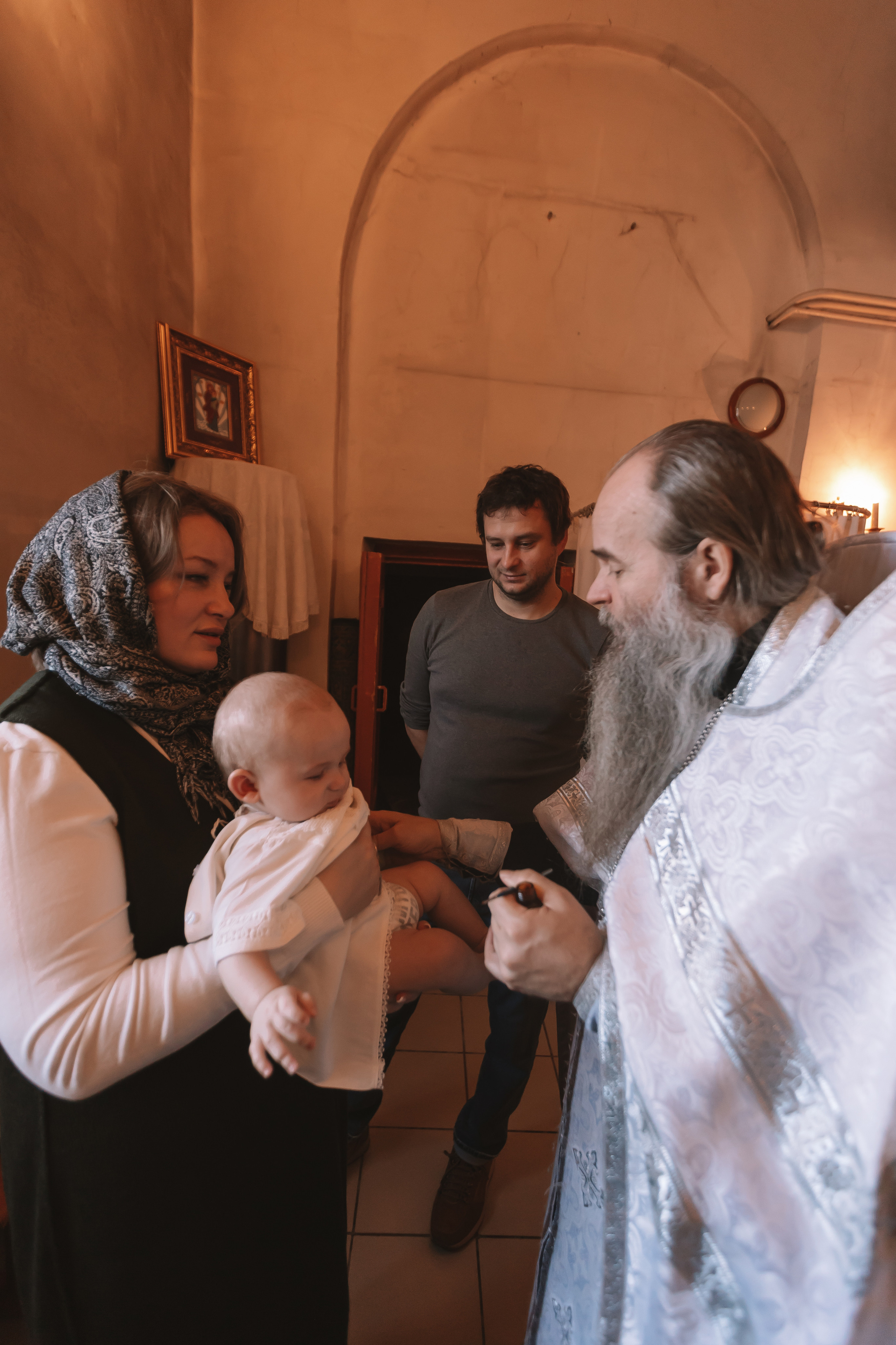 Крещение семакова. Семейный фотограф Тюмень, фотограф на роды Салмина Мария