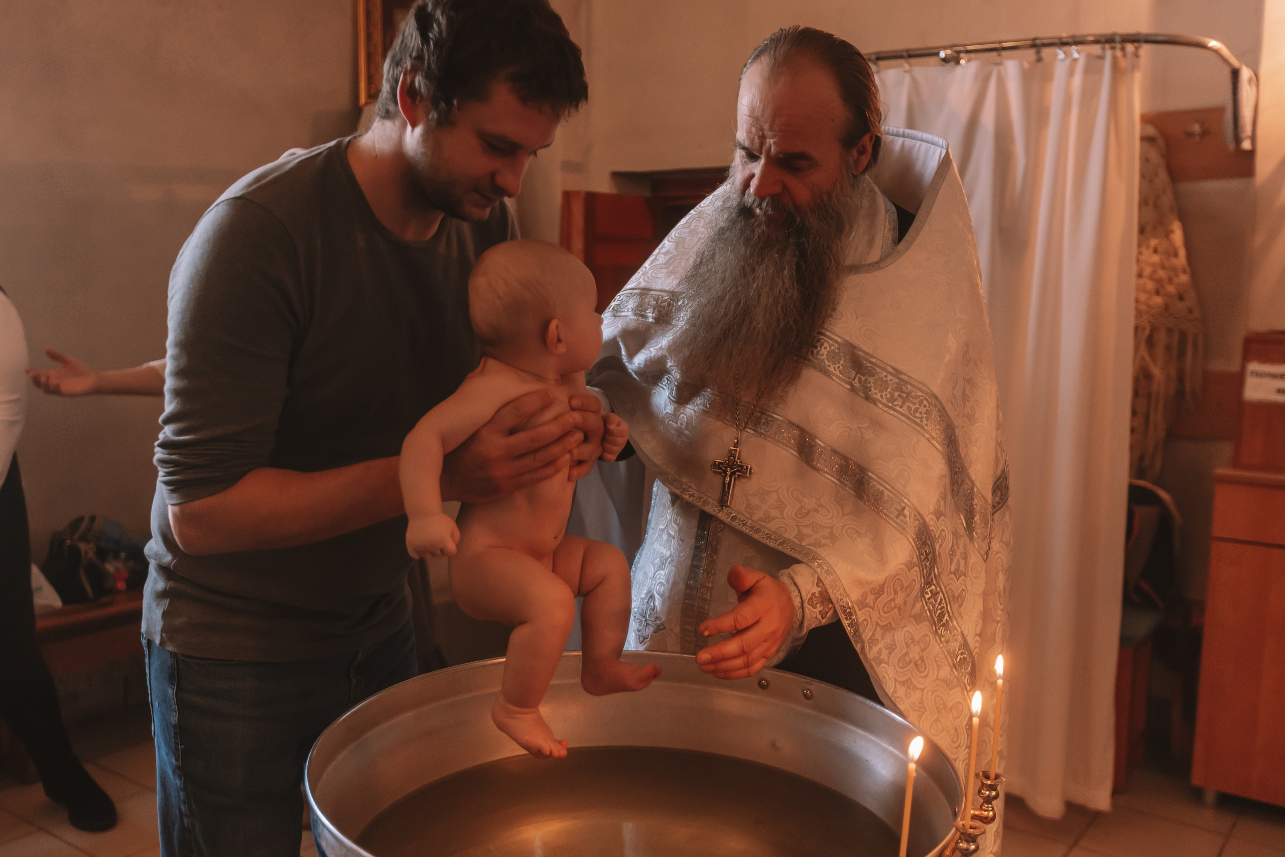 Крещение семакова. Семейный фотограф Тюмень, фотограф на роды Салмина Мария