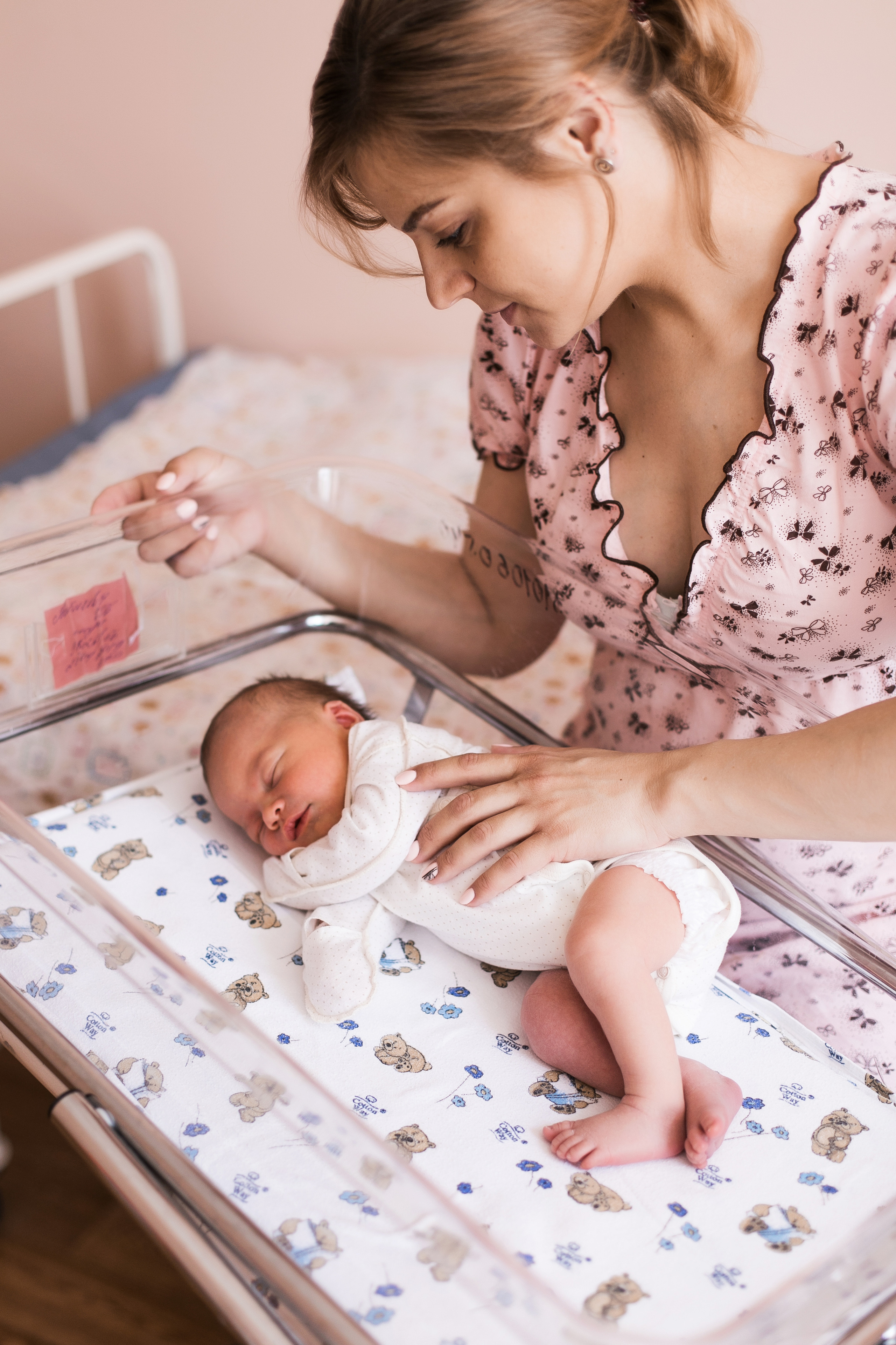 В палате сборный. Семейный фотограф Тюмень, фотограф на роды Салмина Мария