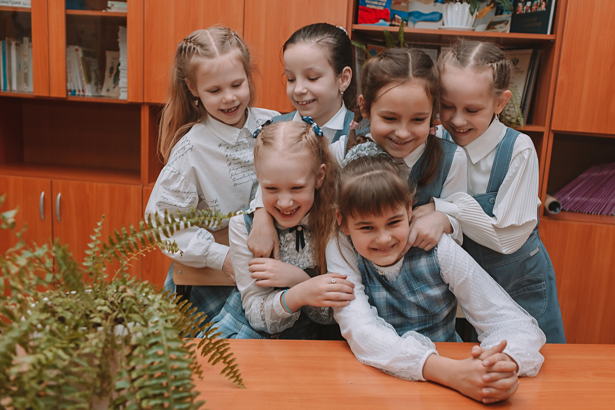 2 класс в школе. Семейный фотограф Тюмень, фотограф на роды Салмина Мария