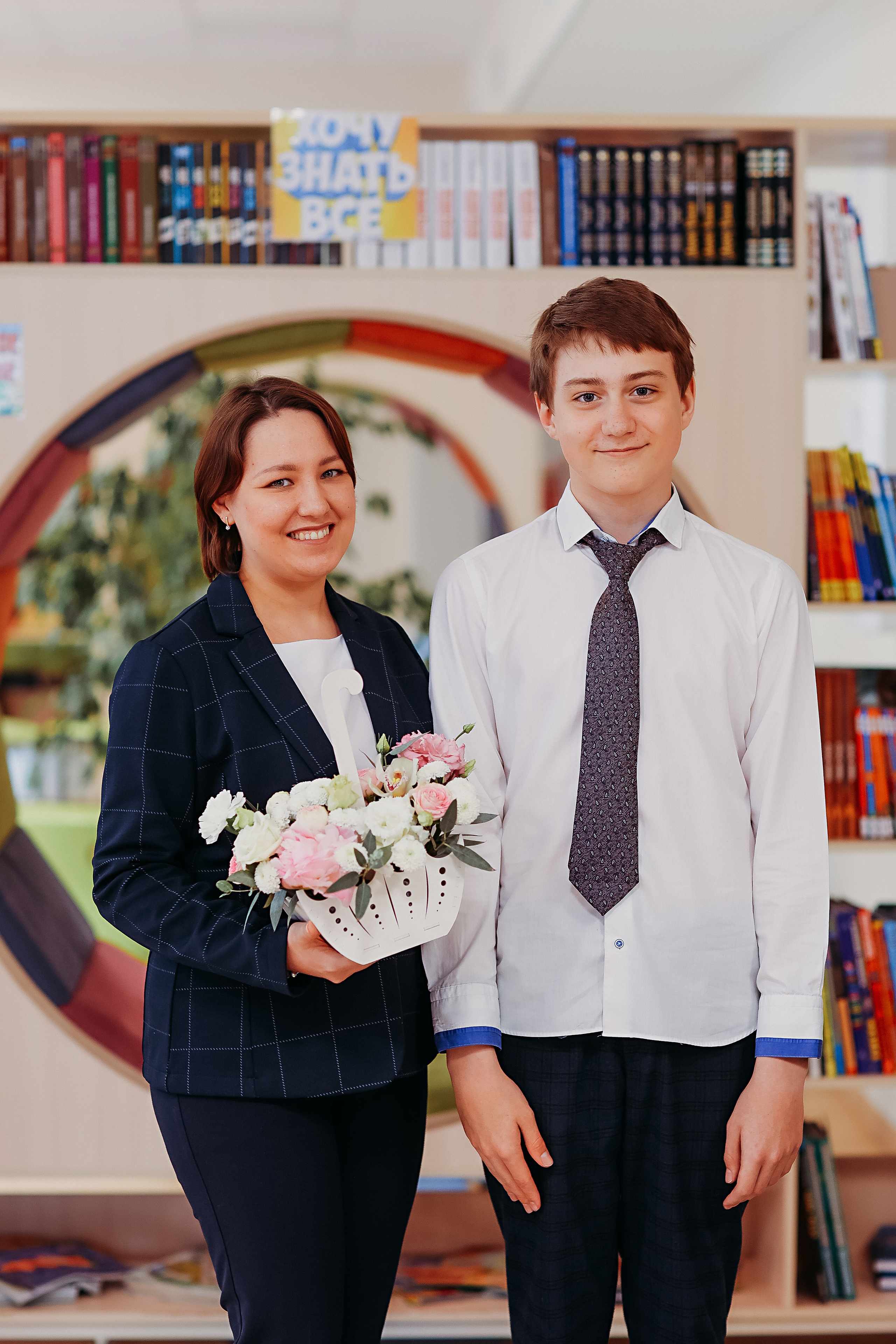 8 класс в библиотеке. Семейный фотограф Тюмень, фотограф на роды Салмина Мария