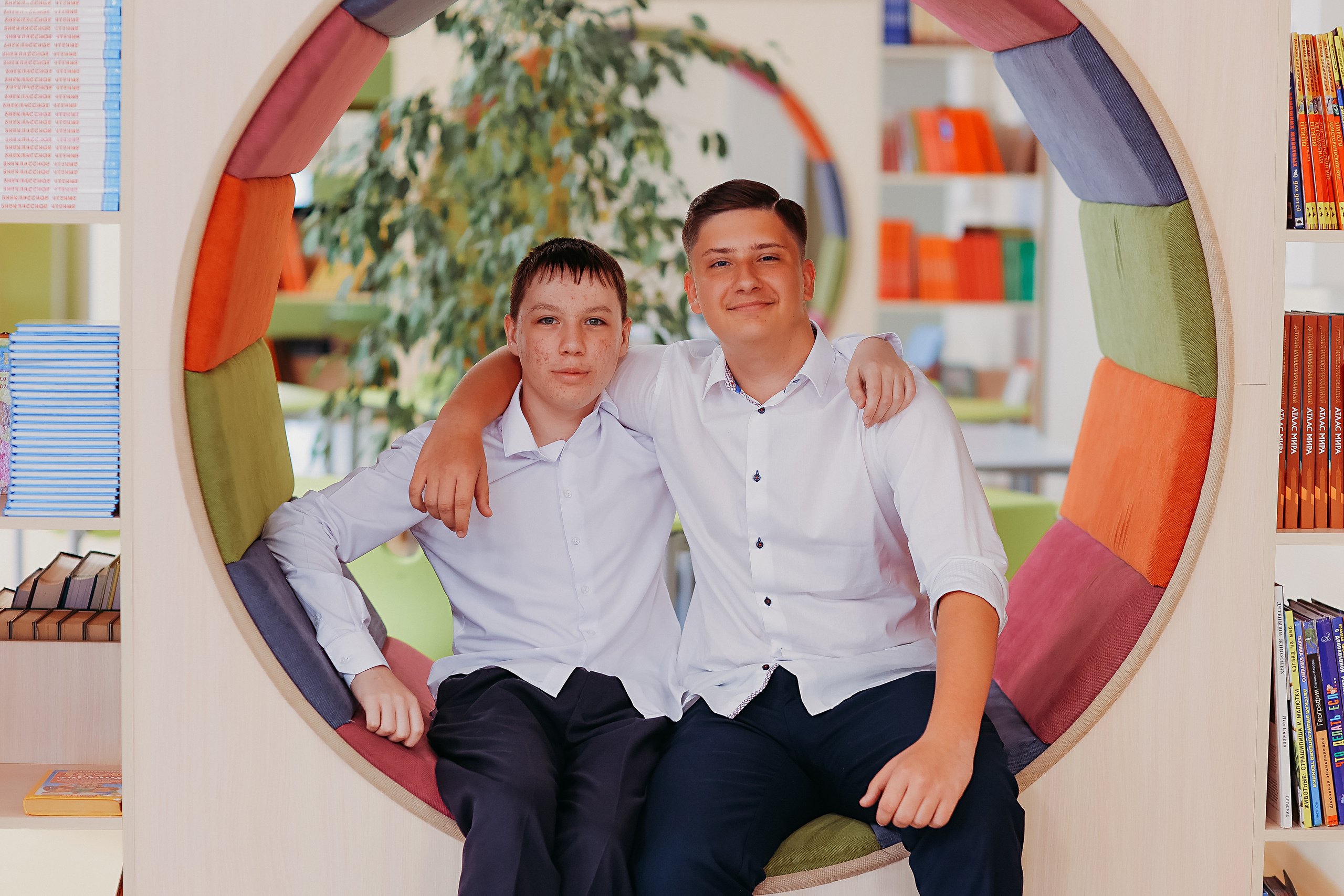 8 класс в библиотеке. Семейный фотограф Тюмень, фотограф на роды Салмина Мария