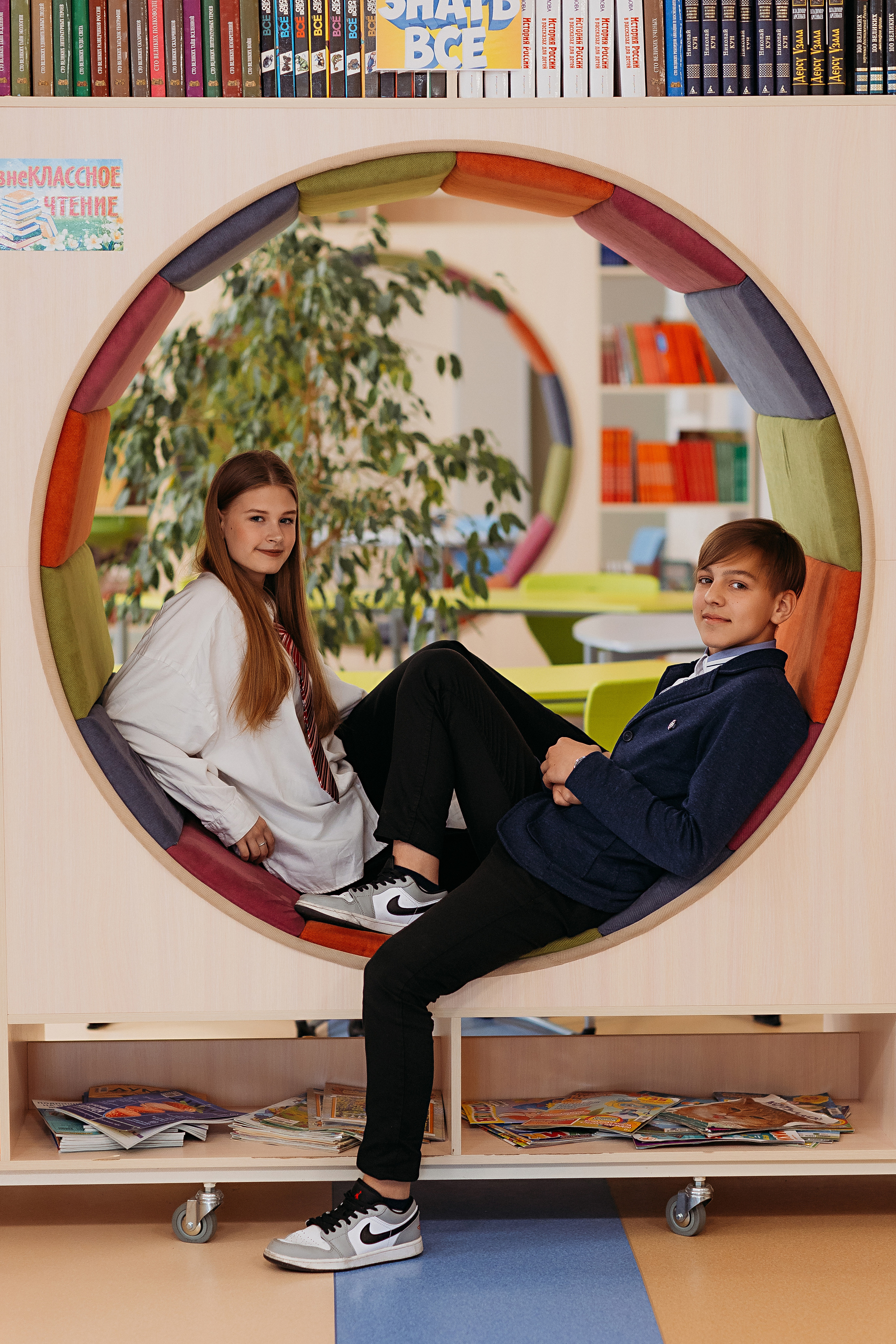 8 класс в библиотеке. Семейный фотограф Тюмень, фотограф на роды Салмина Мария