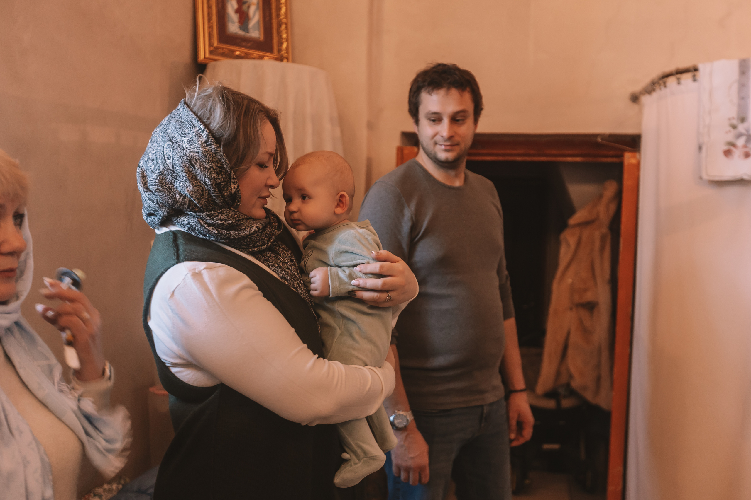 Крещение семакова. Семейный фотограф Тюмень, фотограф на роды Салмина Мария