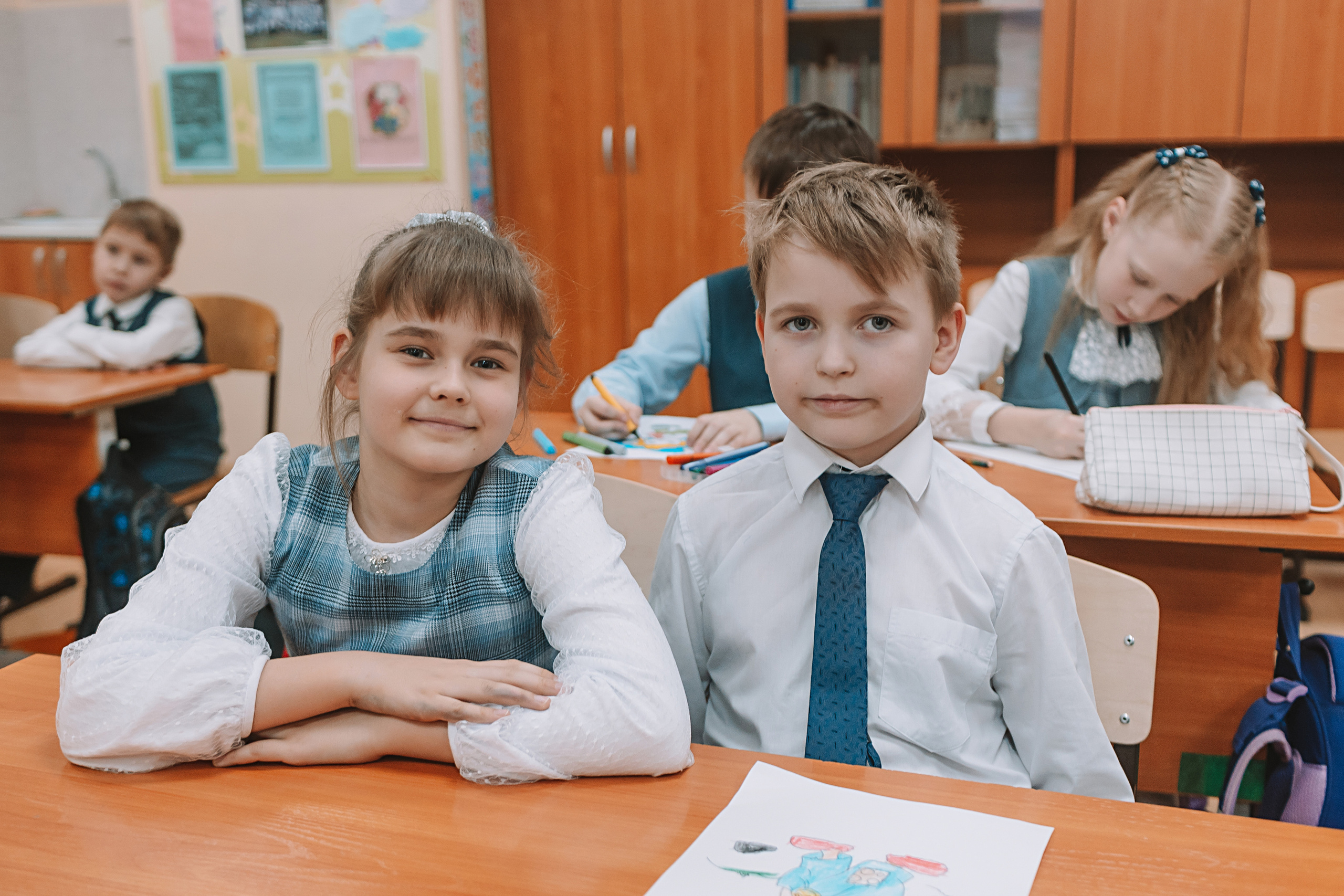 2 класс в школе. Семейный фотограф Тюмень, фотограф на роды Салмина Мария