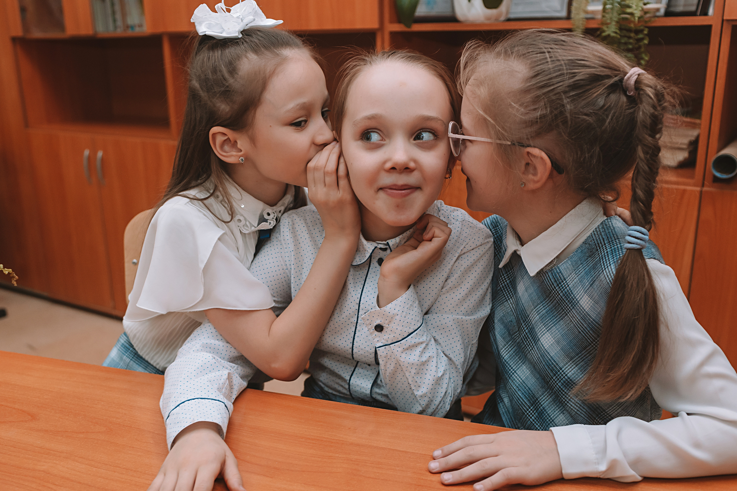 2 класс в школе. Семейный фотограф Тюмень, фотограф на роды Салмина Мария